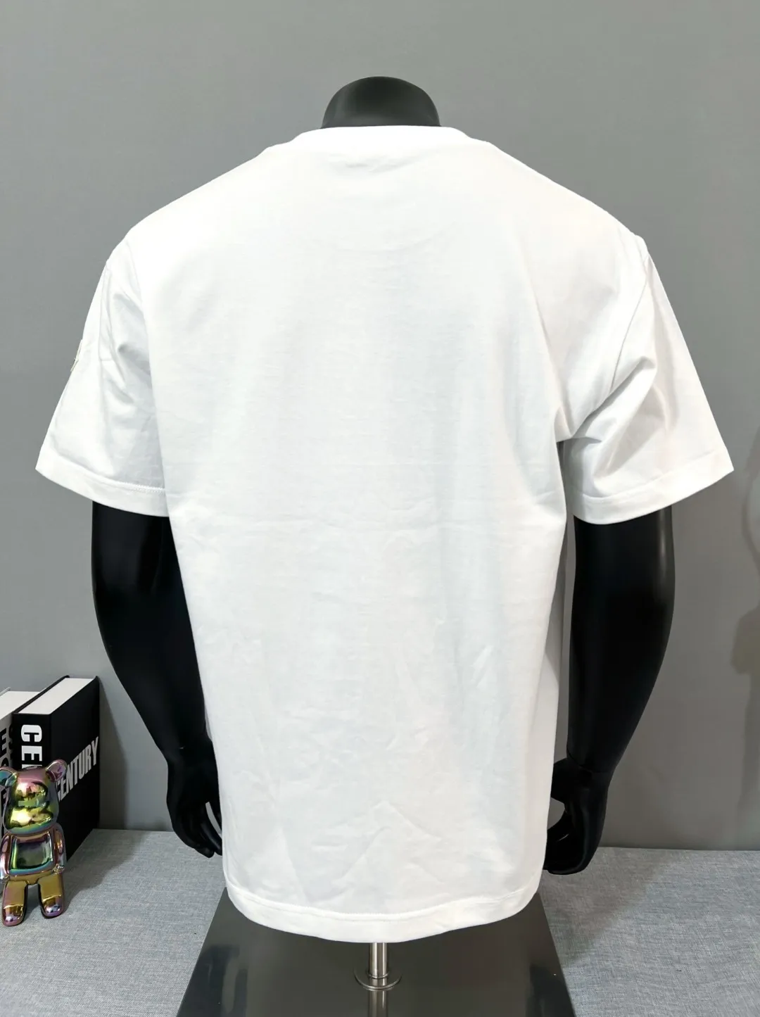 P150 new version of the MONCLER, available for both official and official customers; 3D visual letter printed sleeves on short sleeves, details matched to the official version, strictly controlled logo size , standard size, stitching details are in sync with the official version; Made of 240g double yarn 100% cotton fabric, imported woven thread, collar bone is not easy to deform, factory high temperature washing process, the fabric is soft and breathable, does not shrink, NCF washing mark identification, details are in place and the upper body is good-looking, European size version, loose and suitable, color: black, white, size XS-L