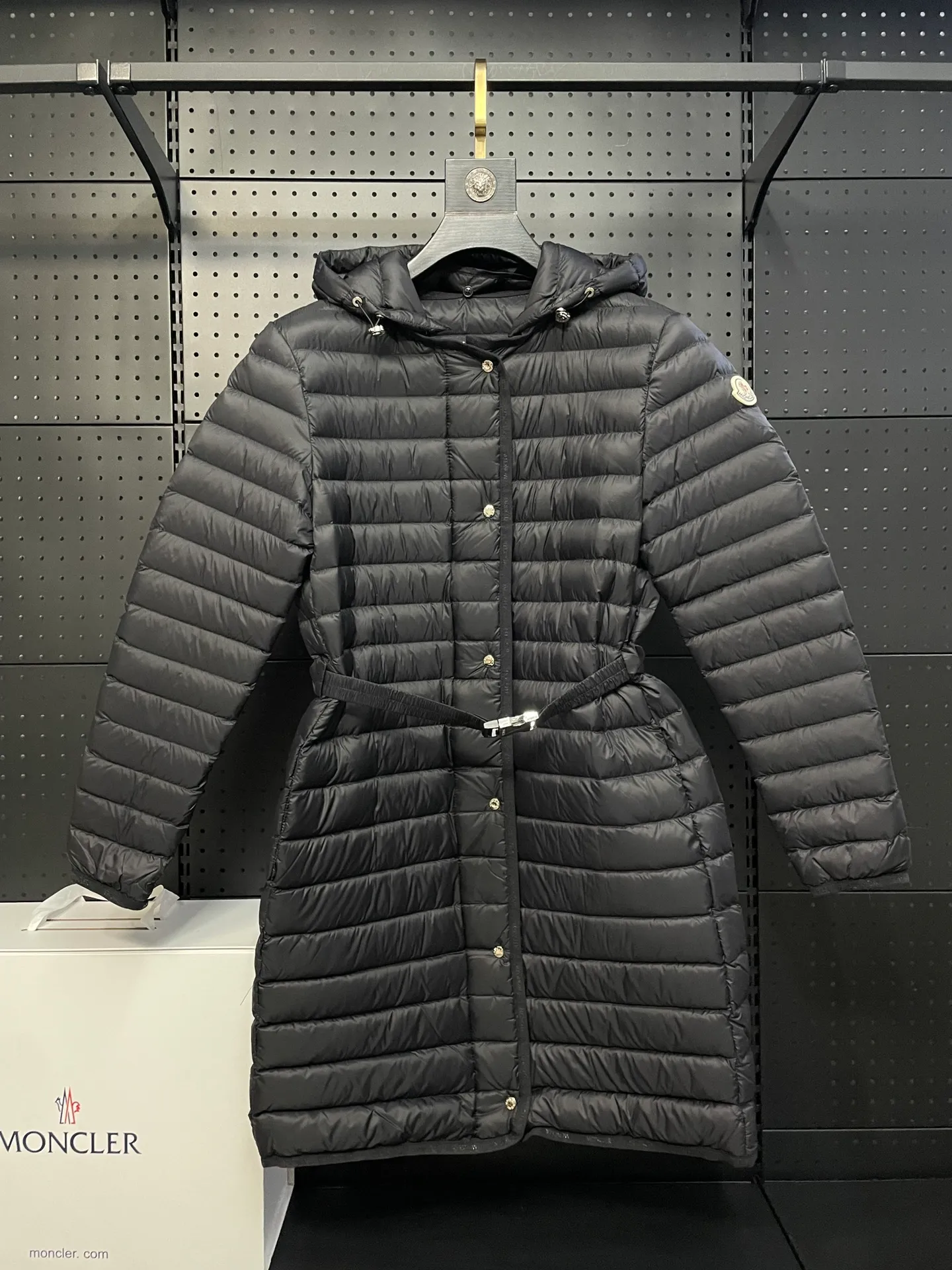 P760 Moncler recently launched OREDONNE women's mid-length slim belted goose down jacket. ✨Complete three labels, synchronized with counters ✨90% goose down filling ✨Slim-fitting waistband design, not picky. Milanese brand Moncler is a benchmark brand in the ski wear industry, and it knows the secret of keeping warm in cold weather. If you want proof, just wear an oredon parka jacket. Made from durable shell and filled with down for added warmth, the silhouette features a quilted and drawstring hood and an elasticated hem for extra protection on chilly days.  Moncler shell down jacket 100% polyamide; filling 90% down, 10% feather; lining 100% polyamide Concealed zip fastening at front Regular fit, drawstring hood, long sleeves, elasticated sleeves and hem, brand badge on sleeves, two front straight pockets with snap buttons, waistband with elasticated waistband, quilted pattern, branded silver Sizes: 0-3