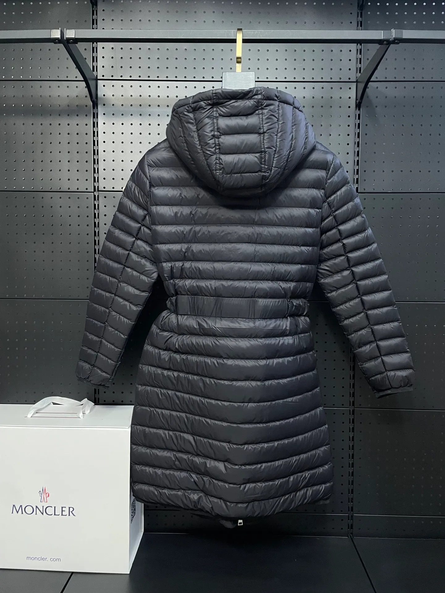 P760 Moncler recently launched OREDONNE women's mid-length slim belted goose down jacket. ✨Complete three labels, synchronized with counters ✨90% goose down filling ✨Slim-fitting waistband design, not picky. Milanese brand Moncler is a benchmark brand in the ski wear industry, and it knows the secret of keeping warm in cold weather. If you want proof, just wear an oredon parka jacket. Made from durable shell and filled with down for added warmth, the silhouette features a quilted and drawstring hood and an elasticated hem for extra protection on chilly days.  Moncler shell down jacket 100% polyamide; filling 90% down, 10% feather; lining 100% polyamide Concealed zip fastening at front Regular fit, drawstring hood, long sleeves, elasticated sleeves and hem, brand badge on sleeves, two front straight pockets with snap buttons, waistband with elasticated waistband, quilted pattern, branded silver Sizes: 0-3