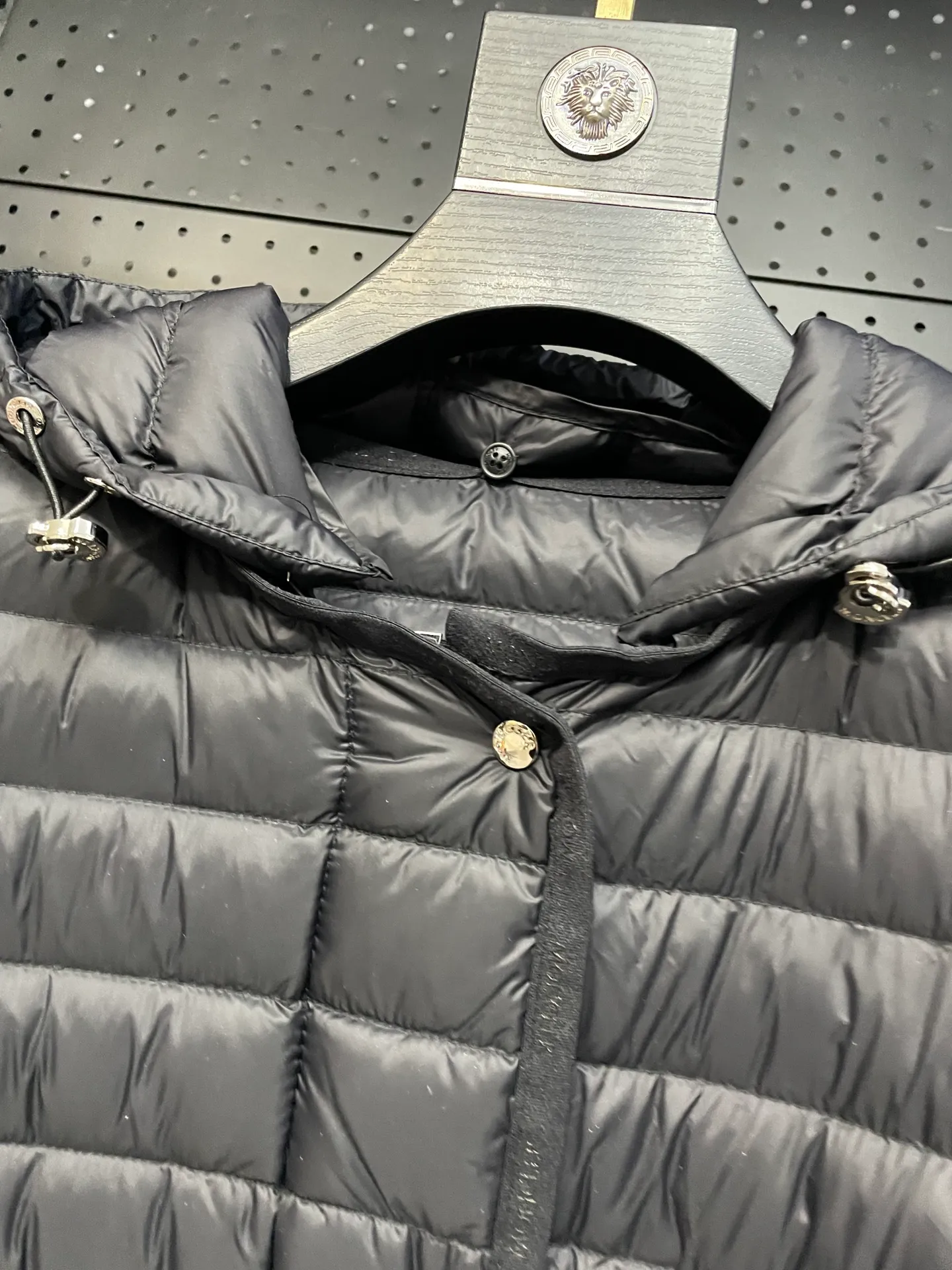 P760 Moncler recently launched OREDONNE women's mid-length slim belted goose down jacket. ✨Complete three labels, synchronized with counters ✨90% goose down filling ✨Slim-fitting waistband design, not picky. Milanese brand Moncler is a benchmark brand in the ski wear industry, and it knows the secret of keeping warm in cold weather. If you want proof, just wear an oredon parka jacket. Made from durable shell and filled with down for added warmth, the silhouette features a quilted and drawstring hood and an elasticated hem for extra protection on chilly days.  Moncler shell down jacket 100% polyamide; filling 90% down, 10% feather; lining 100% polyamide Concealed zip fastening at front Regular fit, drawstring hood, long sleeves, elasticated sleeves and hem, brand badge on sleeves, two front straight pockets with snap buttons, waistband with elasticated waistband, quilted pattern, branded silver Sizes: 0-3
