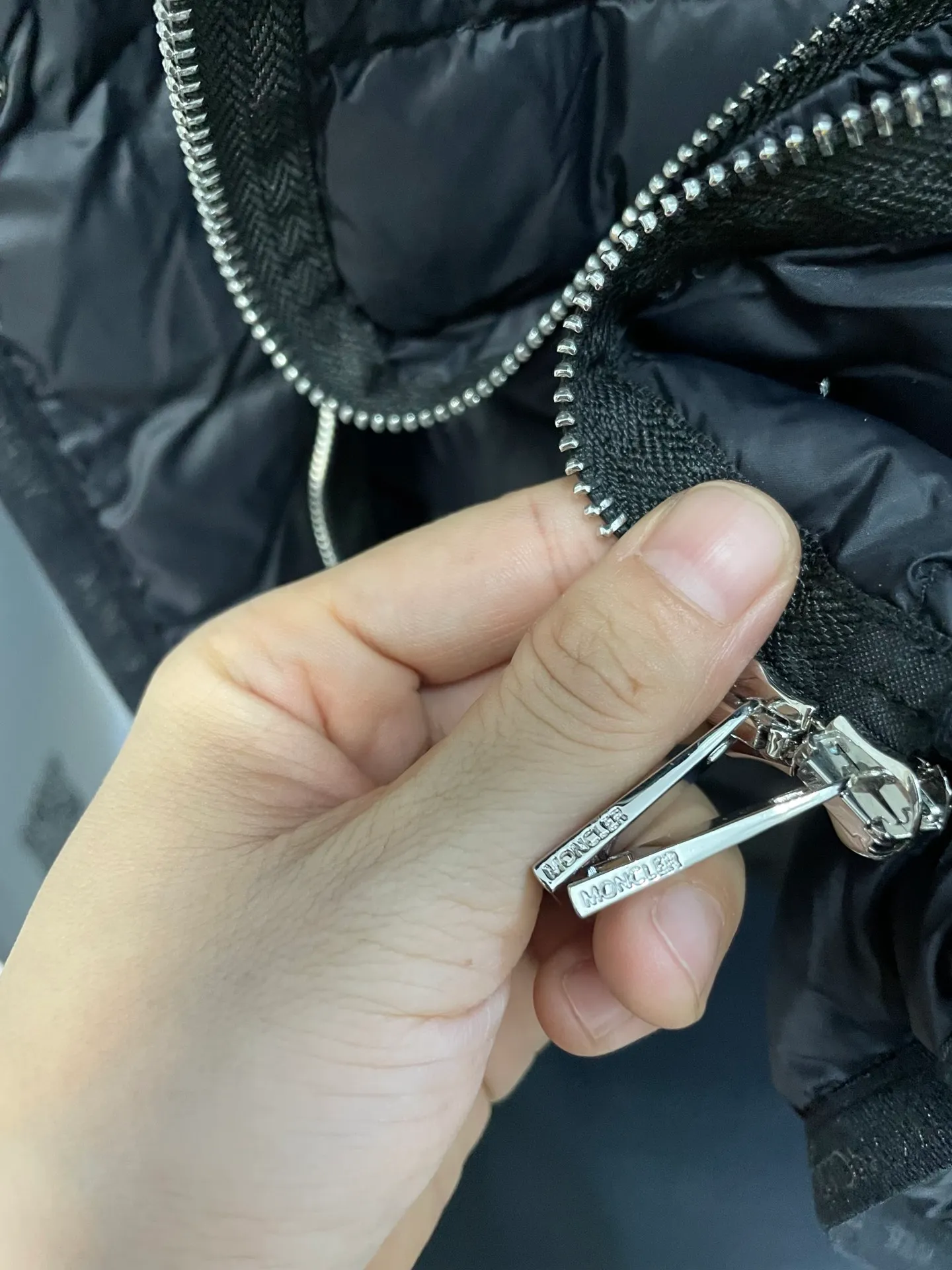 P760 Moncler recently launched OREDONNE women's mid-length slim belted goose down jacket. ✨Complete three labels, synchronized with counters ✨90% goose down filling ✨Slim-fitting waistband design, not picky. Milanese brand Moncler is a benchmark brand in the ski wear industry, and it knows the secret of keeping warm in cold weather. If you want proof, just wear an oredon parka jacket. Made from durable shell and filled with down for added warmth, the silhouette features a quilted and drawstring hood and an elasticated hem for extra protection on chilly days.  Moncler shell down jacket 100% polyamide; filling 90% down, 10% feather; lining 100% polyamide Concealed zip fastening at front Regular fit, drawstring hood, long sleeves, elasticated sleeves and hem, brand badge on sleeves, two front straight pockets with snap buttons, waistband with elasticated waistband, quilted pattern, branded silver Sizes: 0-3