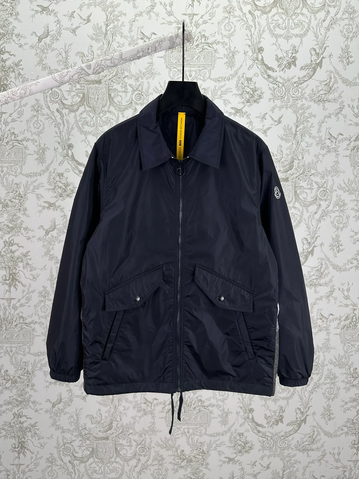 P830 Masked 25ss new MONCLER GENIUS x Mercedes-Benz by Nigo joint model pattern printed lapel zipper long-sleeved jacket men's navy blue code number: 1.2.3.4.5.