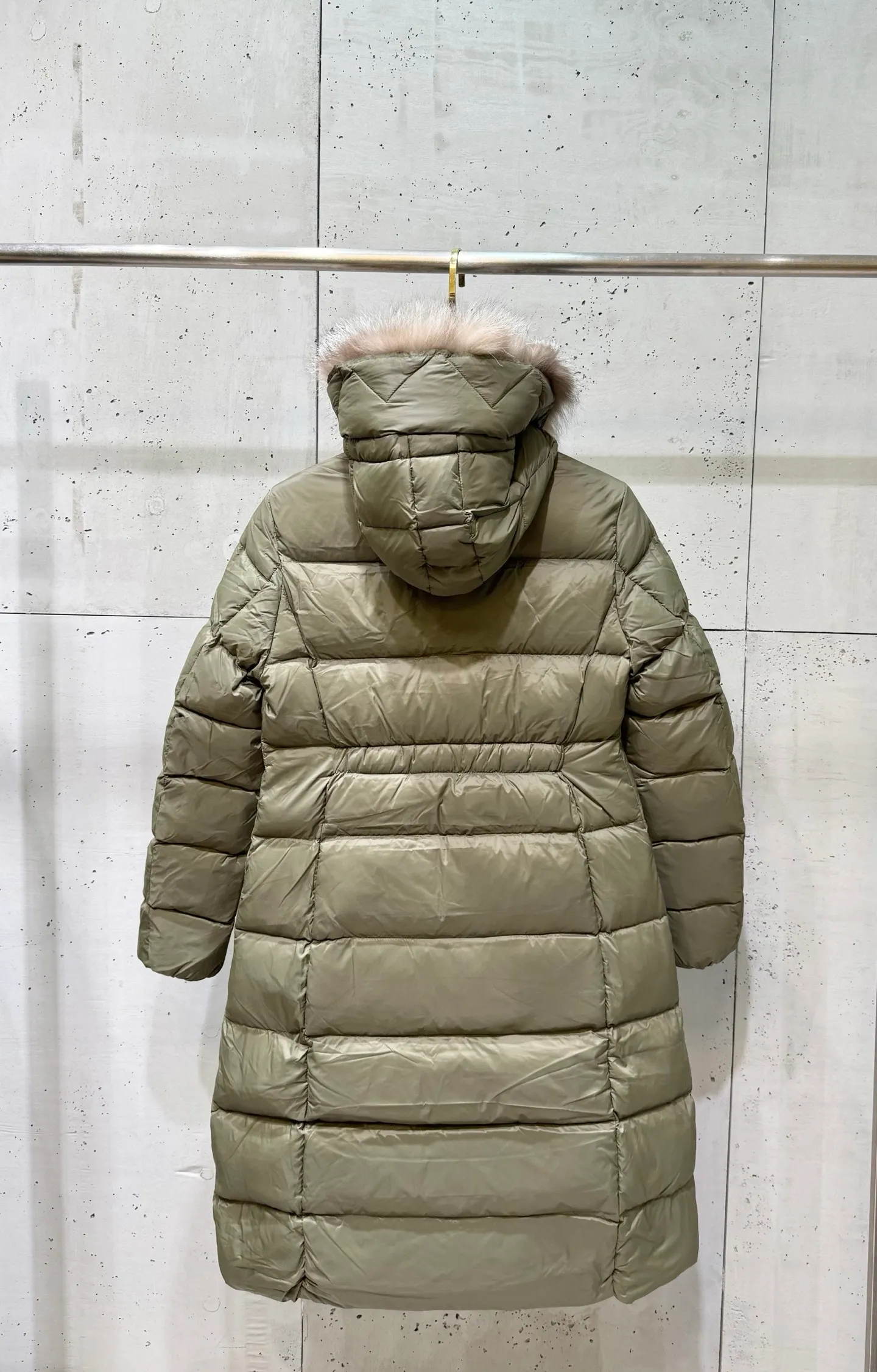 P1160 Moncler Boedic Long Women's Long Top Boedic long down combines exquisite materials and attention to details. Its timeless and elegant fashion design can provide you with a warm and caring wearing experience. The Boedic long down style features a waist-cinching belt to accentuate the feminine silhouette for a stylish winter look. Comfortable hood with rich fleece trim that can be easily removed to suit your mood and weather conditions Size : 1-4.