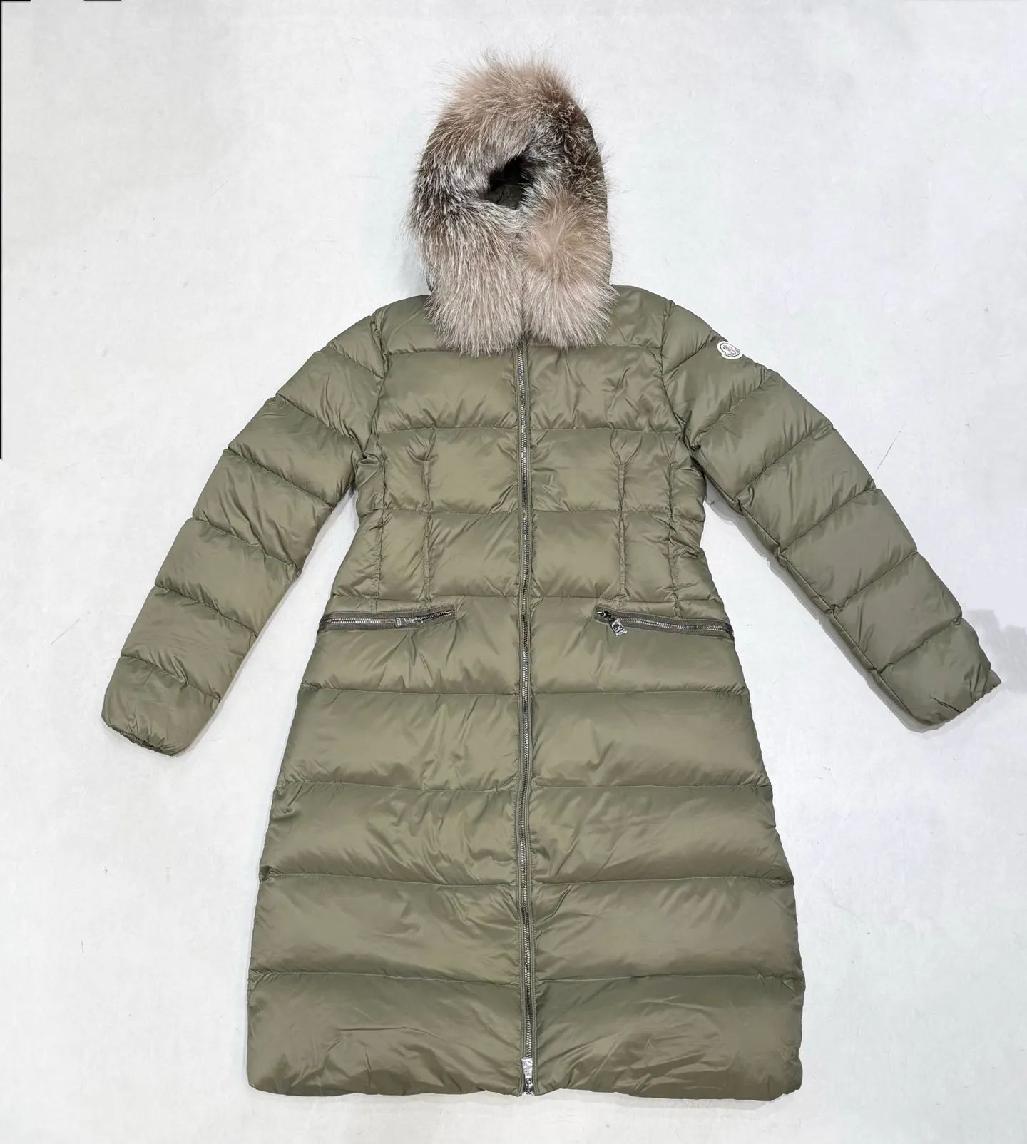 P1160 Moncler Boedic Long Women's Long Top Boedic long down combines exquisite materials and attention to details. Its timeless and elegant fashion design can provide you with a warm and caring wearing experience. The Boedic long down style features a waist-cinching belt to accentuate the feminine silhouette for a stylish winter look. Comfortable hood with rich fleece trim that can be easily removed to suit your mood and weather conditions Size : 1-4.