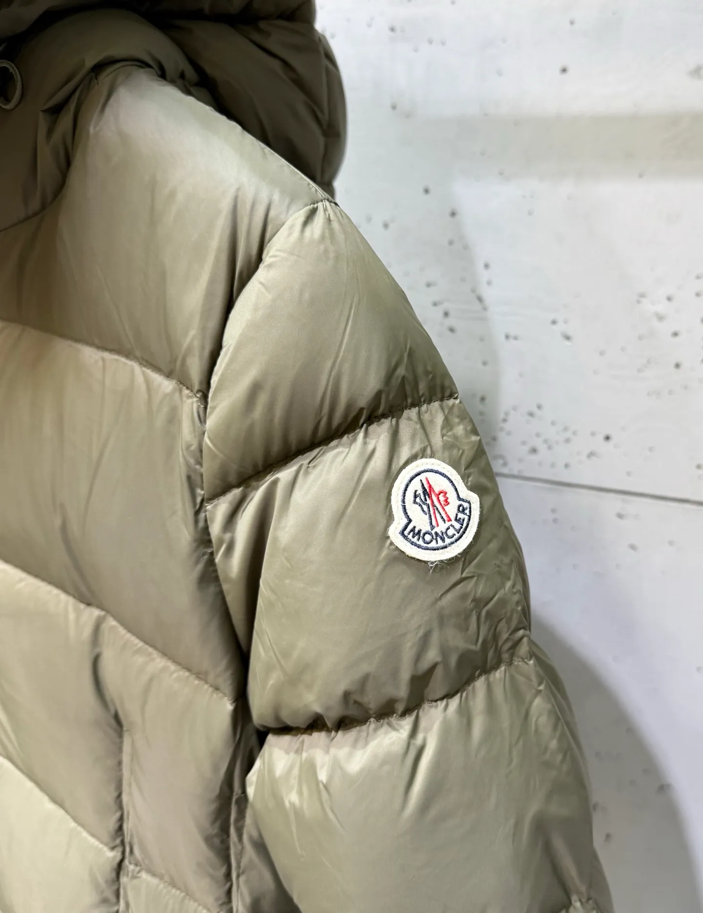 P1160 Moncler Boedic Long Women's Long Top Boedic long down combines exquisite materials and attention to details. Its timeless and elegant fashion design can provide you with a warm and caring wearing experience. The Boedic long down style features a waist-cinching belt to accentuate the feminine silhouette for a stylish winter look. Comfortable hood with rich fleece trim that can be easily removed to suit your mood and weather conditions Size : 1-4.