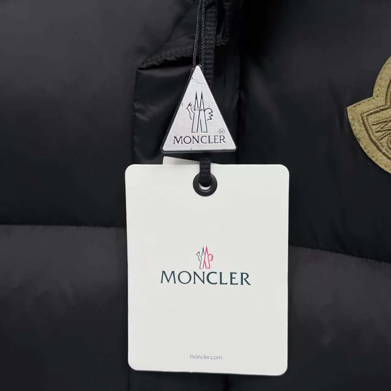 P880 Top version] Large goods hanging photo Moncler Cyclone two-in-one down jacket. One piece to easily survive the winter. Instantly transform into / jacket / hooded vest / stand collar vest / hooded down jacket. The Cyclone down jacket is equipped with detachable sleeves and can be worn as a vest or jacket. Featuring a new, simple silhouette. This short down jacket is made from nylon and features easily removable sleeves, allowing you to convert the jacket into a vest. A removable hood and contrast lining complete the design. It has achieved a series of misunderstandings such as the original NFC inductive anti-counterfeiting chip, the national standard 95% pure white duck down, the exclusive use of top-grade down on the market, and never fake goose down. Perfect filling using direct velvet filling technology, the fluffy texture is very good. The lightness, warmth and cold protection ability are improved to the maximum. The original processing factory produces electroplated hardware, all customized by the original factory, and not all types of replicas on the market. Style number: 5610 Color: black Code number: 1.2.3.4.5