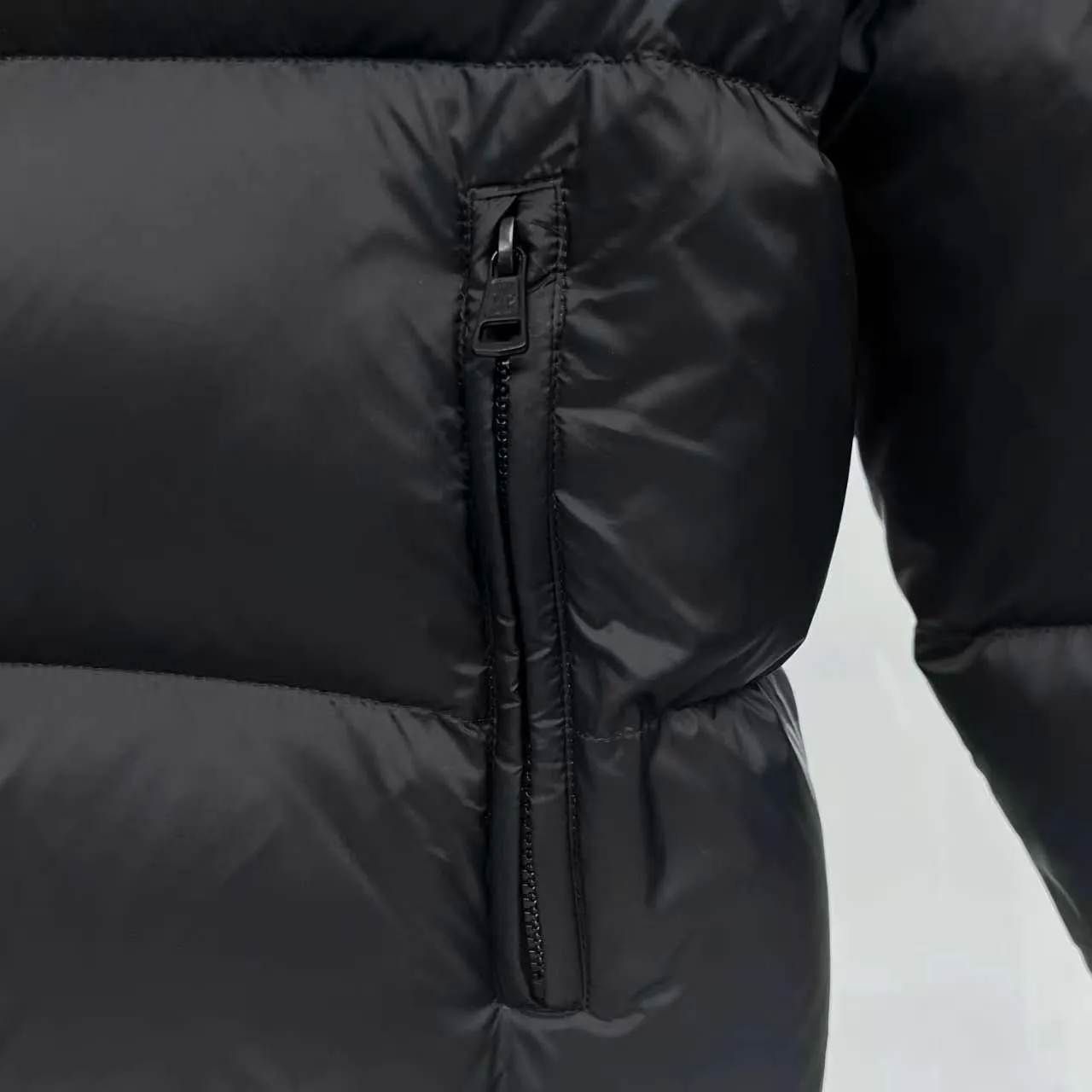 P880 Top version] Large goods hanging photo Moncler Cyclone two-in-one down jacket. One piece to easily survive the winter. Instantly transform into / jacket / hooded vest / stand collar vest / hooded down jacket. The Cyclone down jacket is equipped with detachable sleeves and can be worn as a vest or jacket. Featuring a new, simple silhouette. This short down jacket is made from nylon and features easily removable sleeves, allowing you to convert the jacket into a vest. A removable hood and contrast lining complete the design. It has achieved a series of misunderstandings such as the original NFC inductive anti-counterfeiting chip, the national standard 95% pure white duck down, the exclusive use of top-grade down on the market, and never fake goose down. Perfect filling using direct velvet filling technology, the fluffy texture is very good. The lightness, warmth and cold protection ability are improved to the maximum. The original processing factory produces electroplated hardware, all customized by the original factory, and not all types of replicas on the market. Style number: 5610 Color: black Code number: 1.2.3.4.5