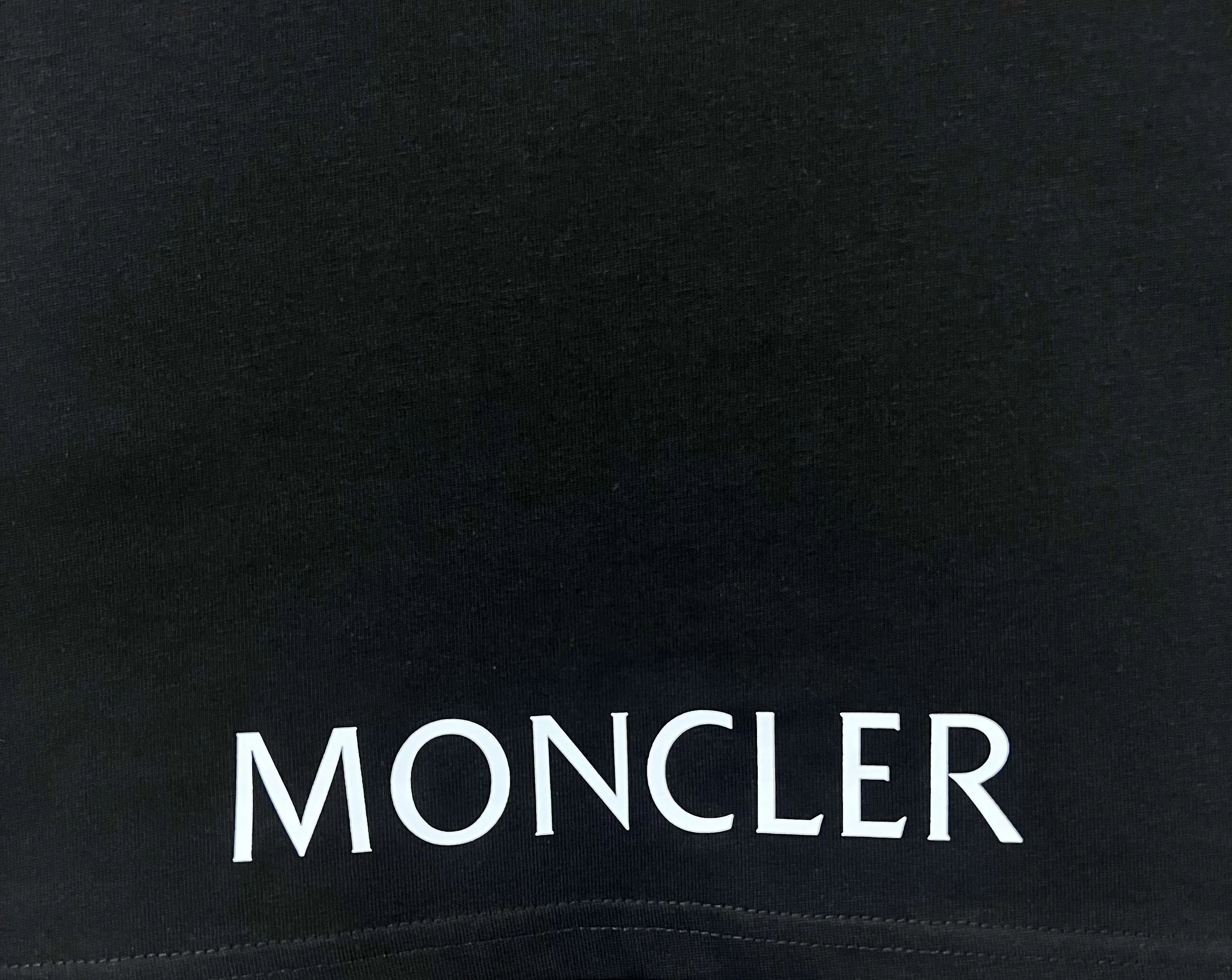 P150 MONCLER/Muzzled 300g pure cotton round neck short-sleeved T-shirt Brand classic Badge letter LOGO embossed process 2025ss official synchronization High version High quality Fashionable personality Versatile trend Pure original quality Original fabric Hang tag Collar label Washed wheat Complete three standards Color: Black. White. Size: S M L XL XXL