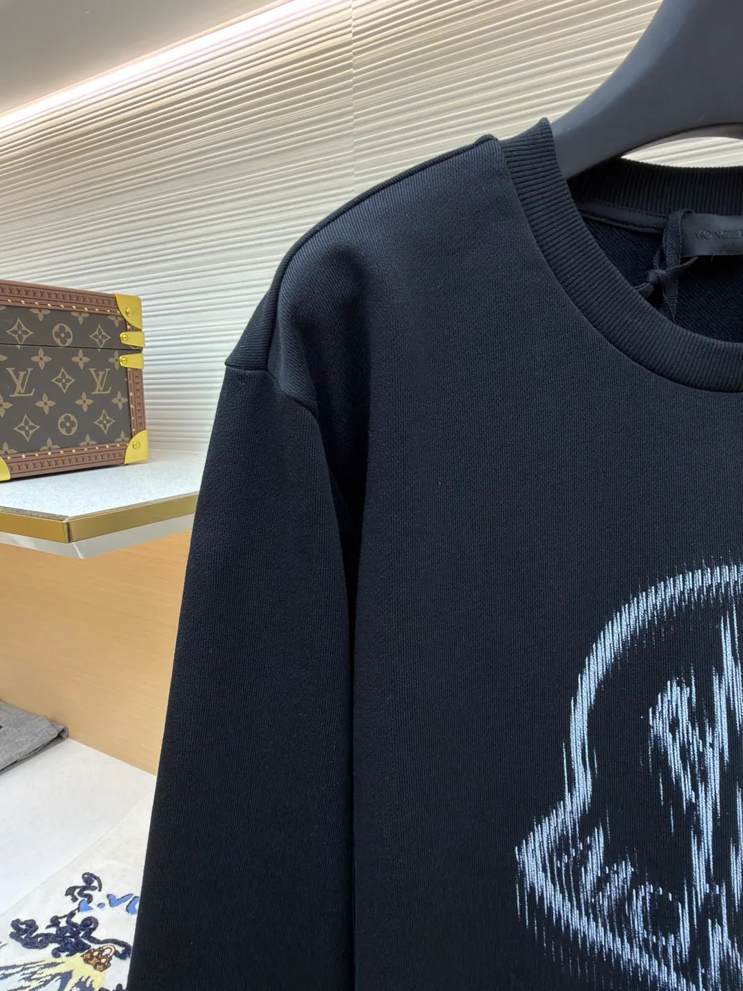 P340 Moncler round neck pullover printed casual long-sleeved sweatshirt ●Original version: Purchased and developed by 3926 ●Item number: 1681947-A45 ●Fabric: combed cotton fabric ●Technology: Digital direct injection production ●Color: black ●Version: fitted version ●Weight: about 528 grams ●Size: S-M-L-XL ●Description: This MONCLER round-neck sweatshirt uses a fabric enzyme washing process: the fabric is gently washed with biological enzymes, which can not only clean the fabric impurities, but also soften the fiber texture, making the sweatshirt more skin-friendly and soft, while retaining the stiffness of the fabric itself, making it less likely to deform after long-term wear. The printing part uses digital direct-injection technology: the pattern accurately restores the detailed texture of the brand logo, the color is delicate and has strong adhesion, and it is not easy to fade or crack after washing; the direct-injection process allows the printing to be highly integrated with the fabric without producing a stiff gluey feel, taking into account both aesthetics and wearing comfort. Thanks to the combination of craftsmanship, the clothes not only have a high-end texture, but also take into account the durability of daily wear. It is recommended to hand wash to better maintain the craftsmanship effect. The overall wiring is straight and delicate, the fabric is comfortable and soft, and the color is consistent without color difference. It can be matched with the same style to create a fashionable look and control various occasions. Customized accessories, complete with three standards, same style for men and women!