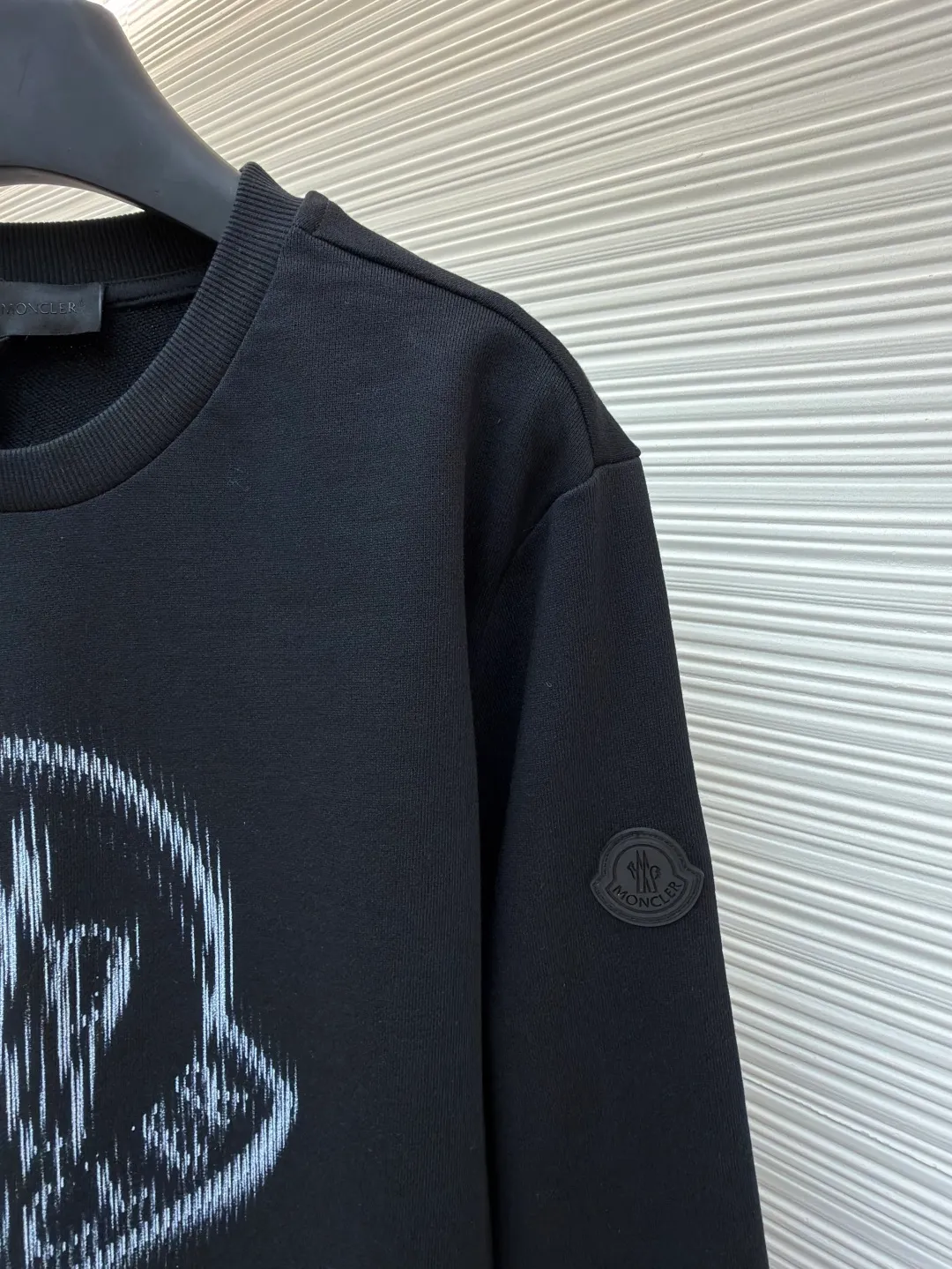 P340 Moncler round neck pullover printed casual long-sleeved sweatshirt ●Original version: Purchased and developed by 3926 ●Item number: 1681947-A45 ●Fabric: combed cotton fabric ●Technology: Digital direct injection production ●Color: black ●Version: fitted version ●Weight: about 528 grams ●Size: S-M-L-XL ●Description: This MONCLER round-neck sweatshirt uses a fabric enzyme washing process: the fabric is gently washed with biological enzymes, which can not only clean the fabric impurities, but also soften the fiber texture, making the sweatshirt more skin-friendly and soft, while retaining the stiffness of the fabric itself, making it less likely to deform after long-term wear. The printing part uses digital direct-injection technology: the pattern accurately restores the detailed texture of the brand logo, the color is delicate and has strong adhesion, and it is not easy to fade or crack after washing; the direct-injection process allows the printing to be highly integrated with the fabric without producing a stiff gluey feel, taking into account both aesthetics and wearing comfort. Thanks to the combination of craftsmanship, the clothes not only have a high-end texture, but also take into account the durability of daily wear. It is recommended to hand wash to better maintain the craftsmanship effect. The overall wiring is straight and delicate, the fabric is comfortable and soft, and the color is consistent without color difference. It can be matched with the same style to create a fashionable look and control various occasions. Customized accessories, complete with three standards, same style for men and women!