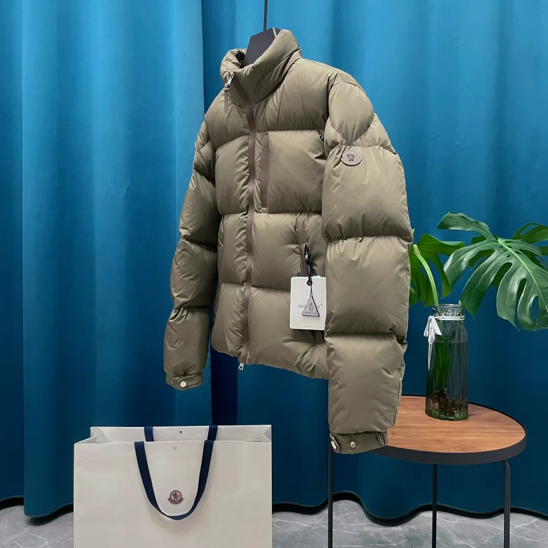 P980 Moncler➡️Mask New Besbre🦢Goose down stand-up collar lambskin windproof strip down jacket, down jacket, same style for men and women MONCLER muzzle 2023 new design of explosive head, fashionable and versatile, comfortable and breathable, hidden hood muzzled down jacket~Support NFC chip sensor. Available simultaneously on the official website! This down jacket has a great sense of design and looks. You can buy it directly due to quality control. It’s a high-end product that you can’t go wrong with! Simple and elegant design ~ and engraved with the brand's 1ogo letters ~ the overall design makes this dress unique! It is made of imported technical fabrics and is filled with 90% white goose down. The texture and shape of the fabric are exquisite. You can feel its strong aura through the detailed pictures. It also has superior handsomeness and thermal insulation performance. It can be easily worn in various occasions! With polythermal insulation, you don’t have to worry about a little chill! The placket is designed with a leather zipper, which is both fashionable and functional. It not only highlights the shape but also keeps warm. The leather pocket design makes the whole style more luxurious!