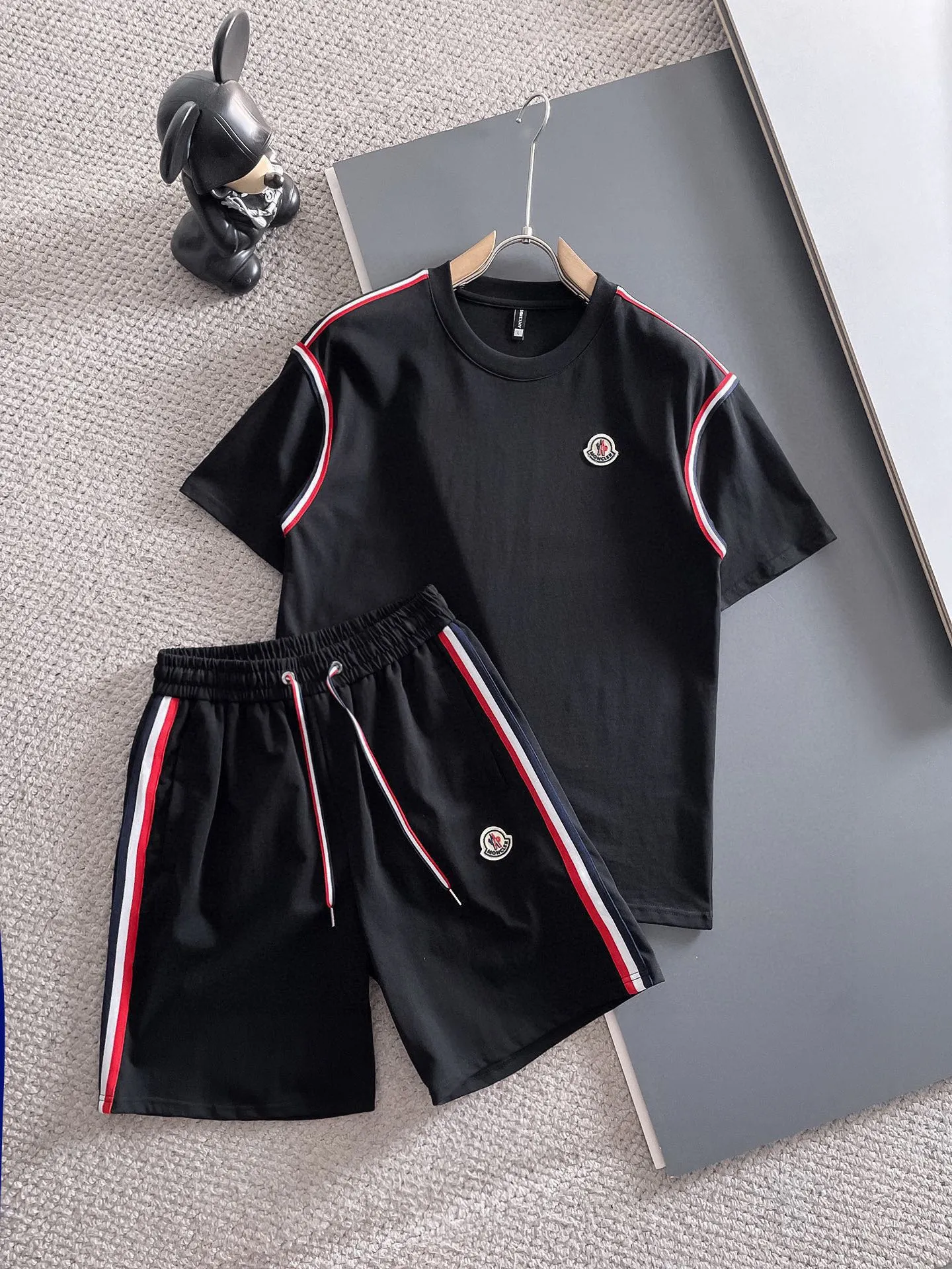 P560 Brand [MONCLER Mouth Covered] 2025 round neck short-sleeved shorts suit. The pure cotton fabric upper body will not be stuffy. The smooth and comfortable skin-friendly effect is more breathable. The fabric has its own texture. Classic logo technology. A new interpretation from a unique angle. Fashionable and versatile! Size: M-3XL (maximum wear: 190 pounds)