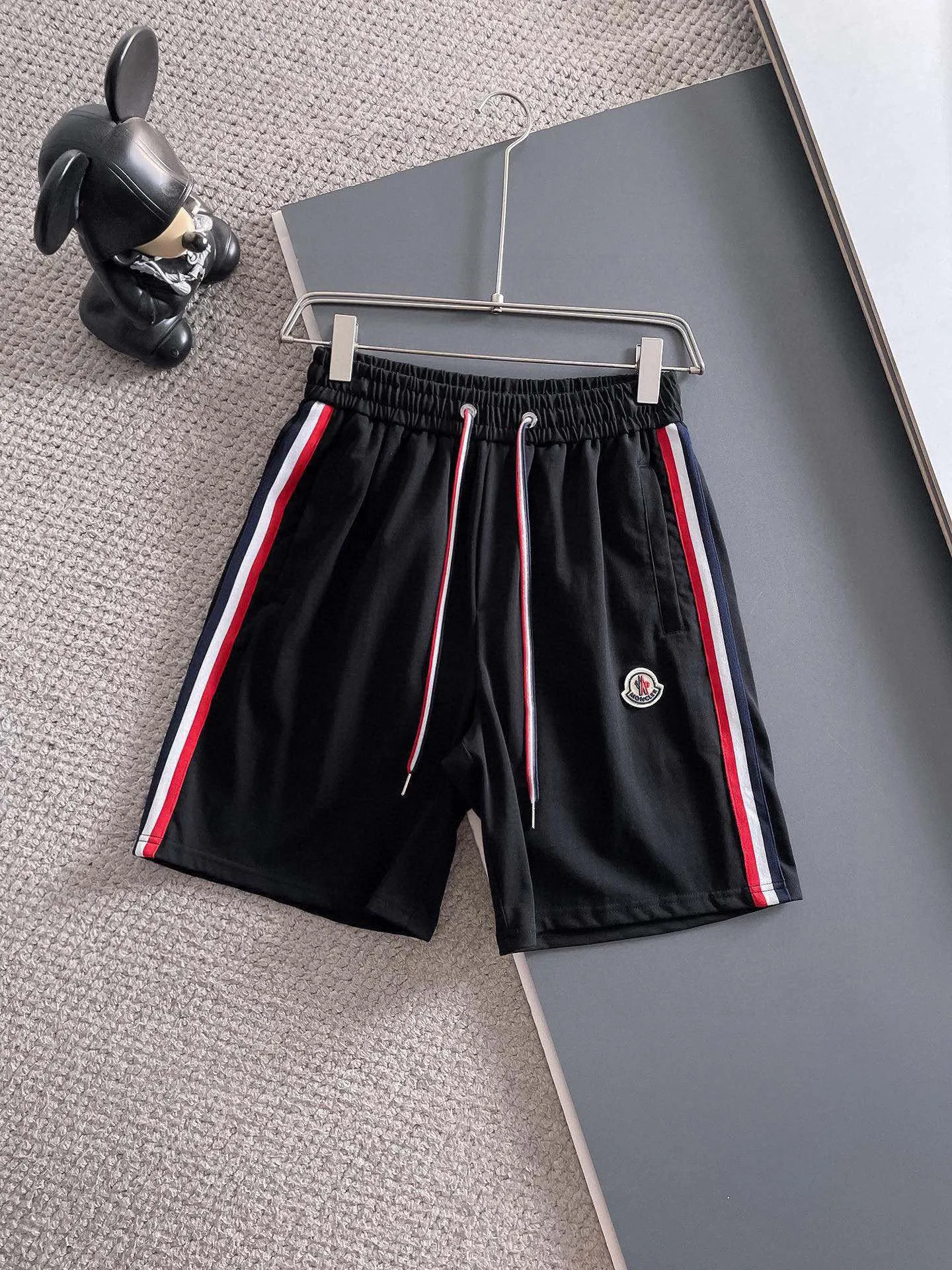 P560 Brand [MONCLER Mouth Covered] 2025 round neck short-sleeved shorts suit. The pure cotton fabric upper body will not be stuffy. The smooth and comfortable skin-friendly effect is more breathable. The fabric has its own texture. Classic logo technology. A new interpretation from a unique angle. Fashionable and versatile! Size: M-3XL (maximum wear: 190 pounds)