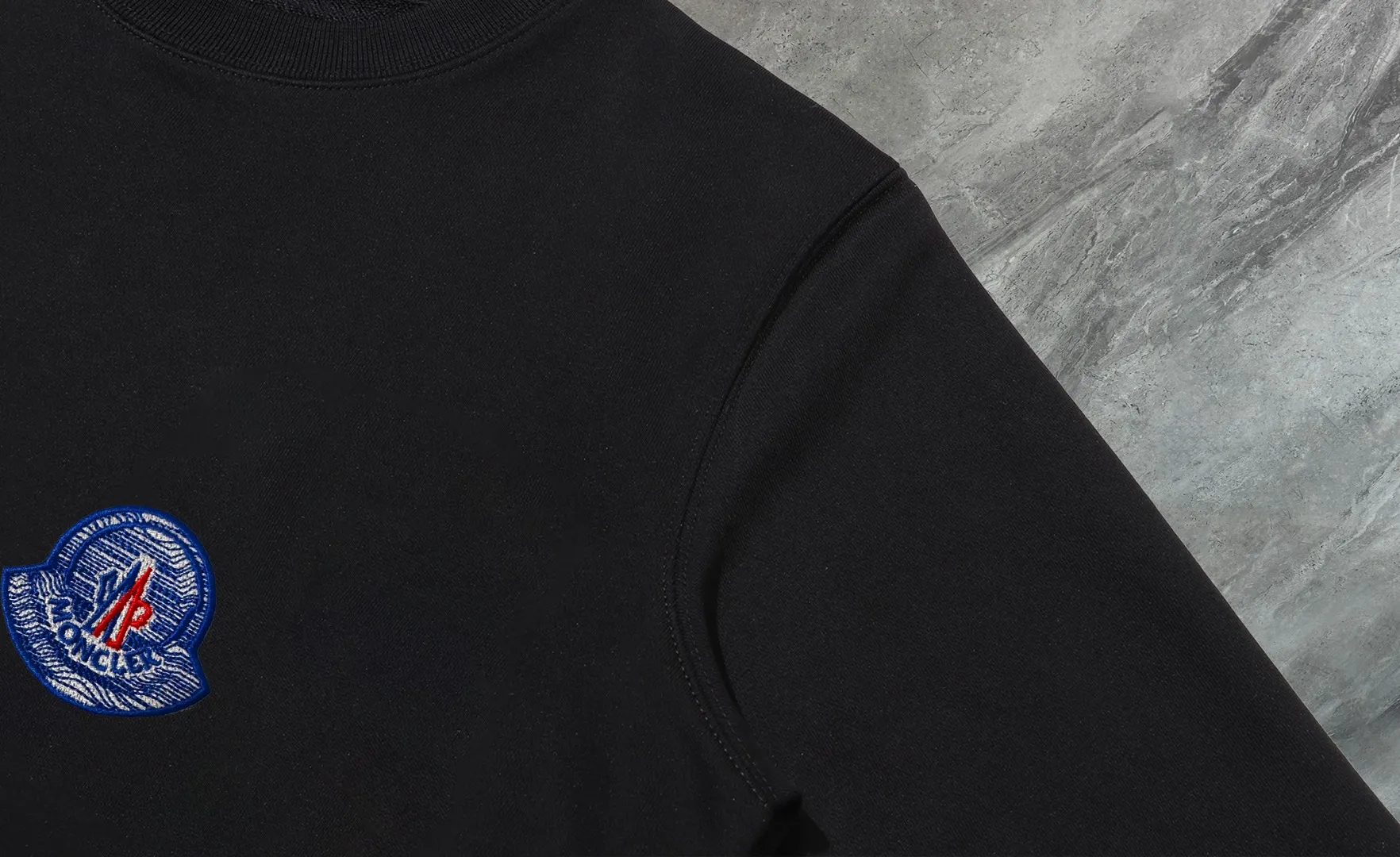 P210 High-version sweatshirt) [Long-term stock] 〖𝐌𝐎𝐍𝐂𝐋𝐄𝐑~Mask〗 Made of 440g heavy-weight fabric. It is different from the market currency. It can be matched with any variety and is properly handsome. 😎The whole dress is made of double waistcoats. The double waistcoats make the whole dress more three-dimensional. Not ordinary factories can do such fine work. 2025 Spring runway version of the T stage, on sale at the counter, round neck terry sweatshirt, high-end double-strand pure cotton, custom-made stretch ribs, dyed in the same vat, complete with three standards, matched with exquisite embroidered LOGO on the chest, simple and advanced, same style for men and women. Color: black, apricot, white, size: S M L XL 2XL