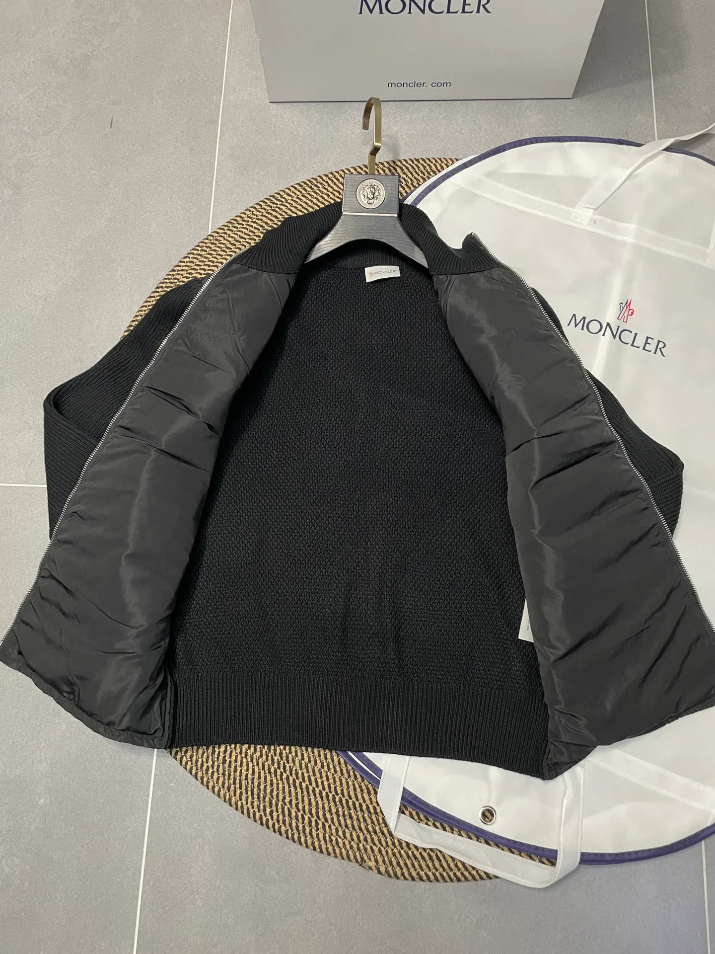 P660 Moncler men's knitted down splicing men's new style (black and beige two colors) ‼ ️Exclusive model, exclusive release‼ ️ Selling point: Down knitted splicing, the splicing is made of wool blended fabric!  Mengjia will release several types of sweaters and down at this time of the year. In fact, the sweater and down at the Mjia counter are classic and evergreen styles. They are all in basic style. They can be worn alone or matched inside, as a sweater. The main promotion of this kind of counter is beige, so most of them are beige. The front is down, and the back and both sleeves are made of wool blended fabric. The code number is MLXLXXL.