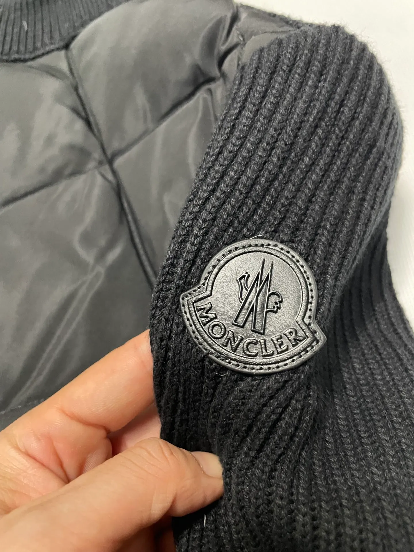P660 Moncler men's knitted down splicing men's new style (black and beige two colors) ‼ ️Exclusive model, exclusive release‼ ️ Selling point: Down knitted splicing, the splicing is made of wool blended fabric!  Mengjia will release several types of sweaters and down at this time of the year. In fact, the sweater and down at the Mjia counter are classic and evergreen styles. They are all in basic style. They can be worn alone or matched inside, as a sweater. The main promotion of this kind of counter is beige, so most of them are beige. The front is down, and the back and both sleeves are made of wool blended fabric. The code number is MLXLXXL.