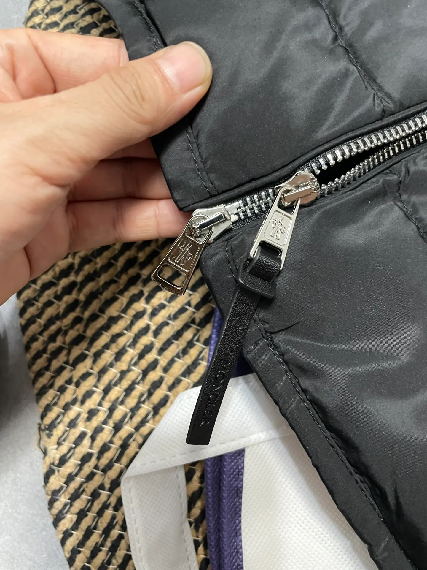 P660 Moncler men's knitted down splicing men's new style (black and beige two colors) ‼ ️Exclusive model, exclusive release‼ ️ Selling point: Down knitted splicing, the splicing is made of wool blended fabric!  Mengjia will release several types of sweaters and down at this time of the year. In fact, the sweater and down at the Mjia counter are classic and evergreen styles. They are all in basic style. They can be worn alone or matched inside, as a sweater. The main promotion of this kind of counter is beige, so most of them are beige. The front is down, and the back and both sleeves are made of wool blended fabric. The code number is MLXLXXL.