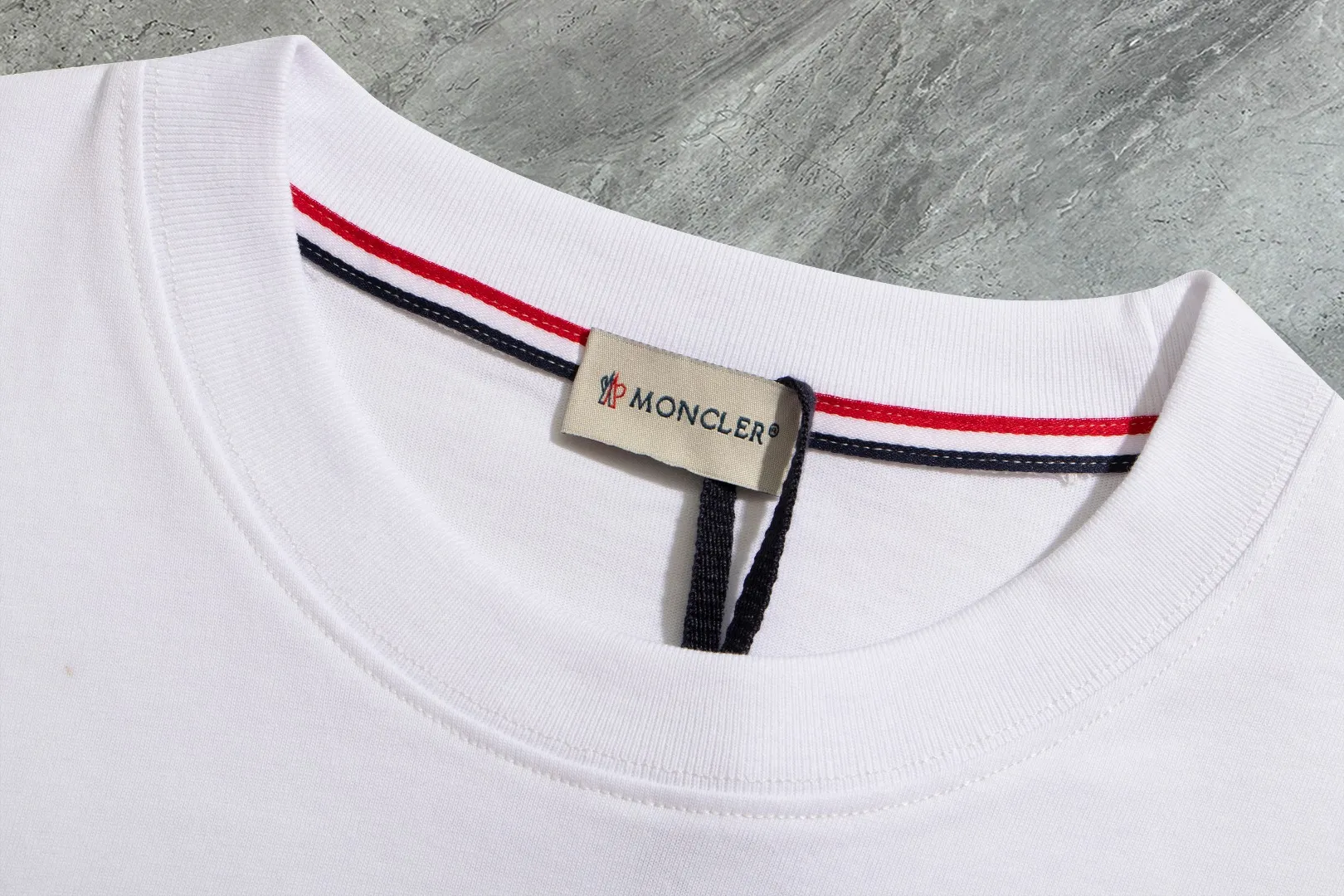 P140 Upgraded version "Mobile phone smart sensor ~ NFC chip armband ~ Direct access to the official website for anti-counterfeiting" "Moncler ~ Mouth Mouth" 2025 new high-quality round neck short-sleeved T-shirt. The cuffs have imported embroidered labels. Customized dyeing, very comfortable to touch. Super versatile and good-looking short-sleeved. Complete with three labels. Non-market ordinary version. Feel free to compare. Quality is absolutely guaranteed! ‼ First of all, this original fabric is all custom-woven with 32-count double yarn fabric, 250G, and the weight is the same‼ Fine workmanship, double waistcoat method, double waistcoat method, double waistcoat method makes the whole dress more three-dimensional, which is not a craft that ordinary T-shirts can achieve🤪 Size: S-M-L-XL-2XL Color: black, white, apricot, same style for men and women