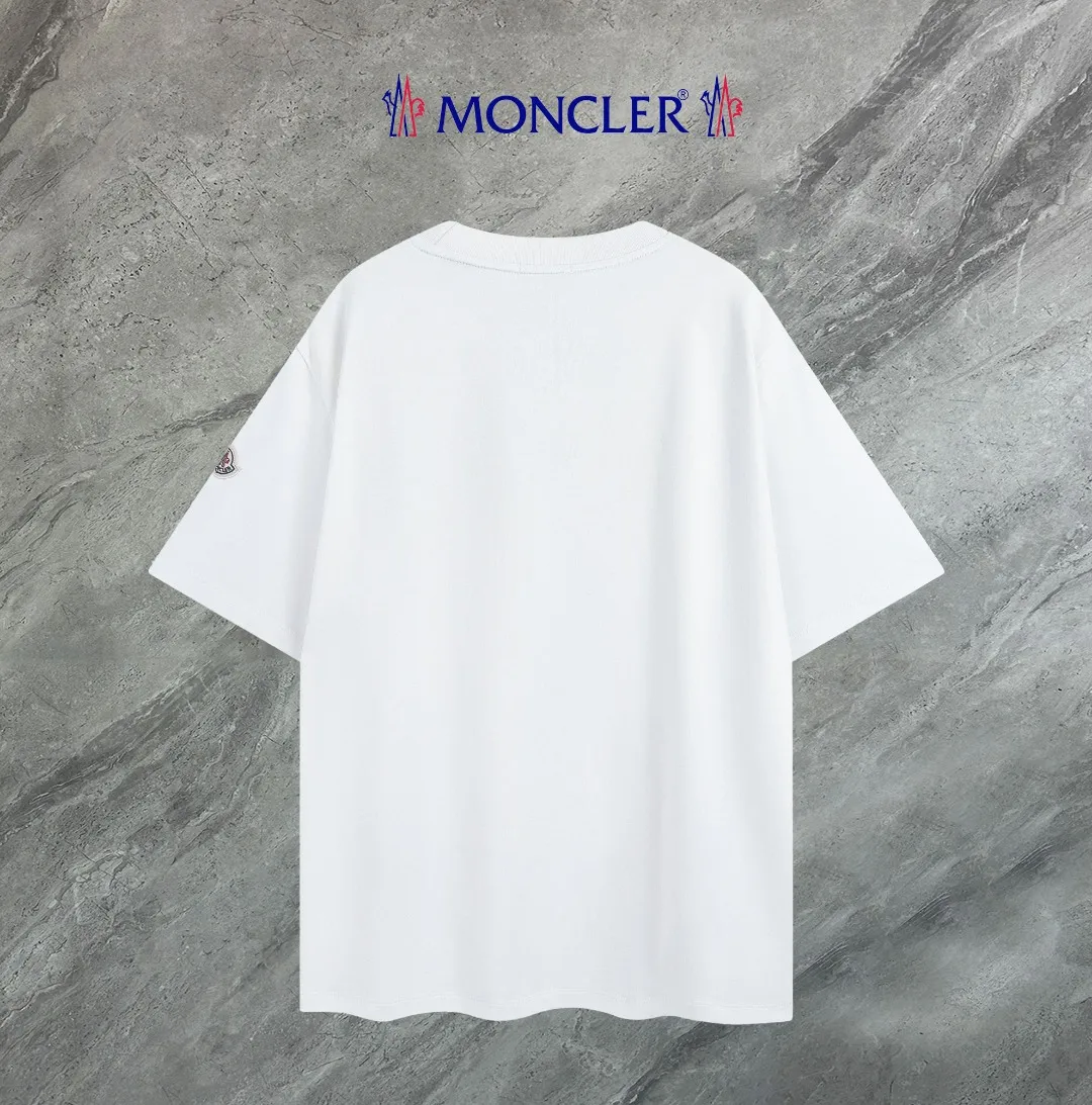 P140 Upgraded version "Mobile phone smart sensor ~ NFC chip armband ~ Direct access to the official website for anti-counterfeiting" "Moncler ~ Mouth Mouth" 2025 new high-quality round neck short-sleeved T-shirt. The cuffs have imported embroidered labels. Customized dyeing, very comfortable to touch. Super versatile and good-looking short-sleeved. Complete with three labels. Non-market ordinary version. Feel free to compare. Quality is absolutely guaranteed! ‼ First of all, this original fabric is all custom-woven with 32-count double yarn fabric, 250G, and the weight is the same‼ Fine workmanship, double waistcoat method, double waistcoat method, double waistcoat method makes the whole dress more three-dimensional, which is not a craft that ordinary T-shirts can achieve🤪 Size: S-M-L-XL-2XL Color: black, white, apricot, same style for men and women