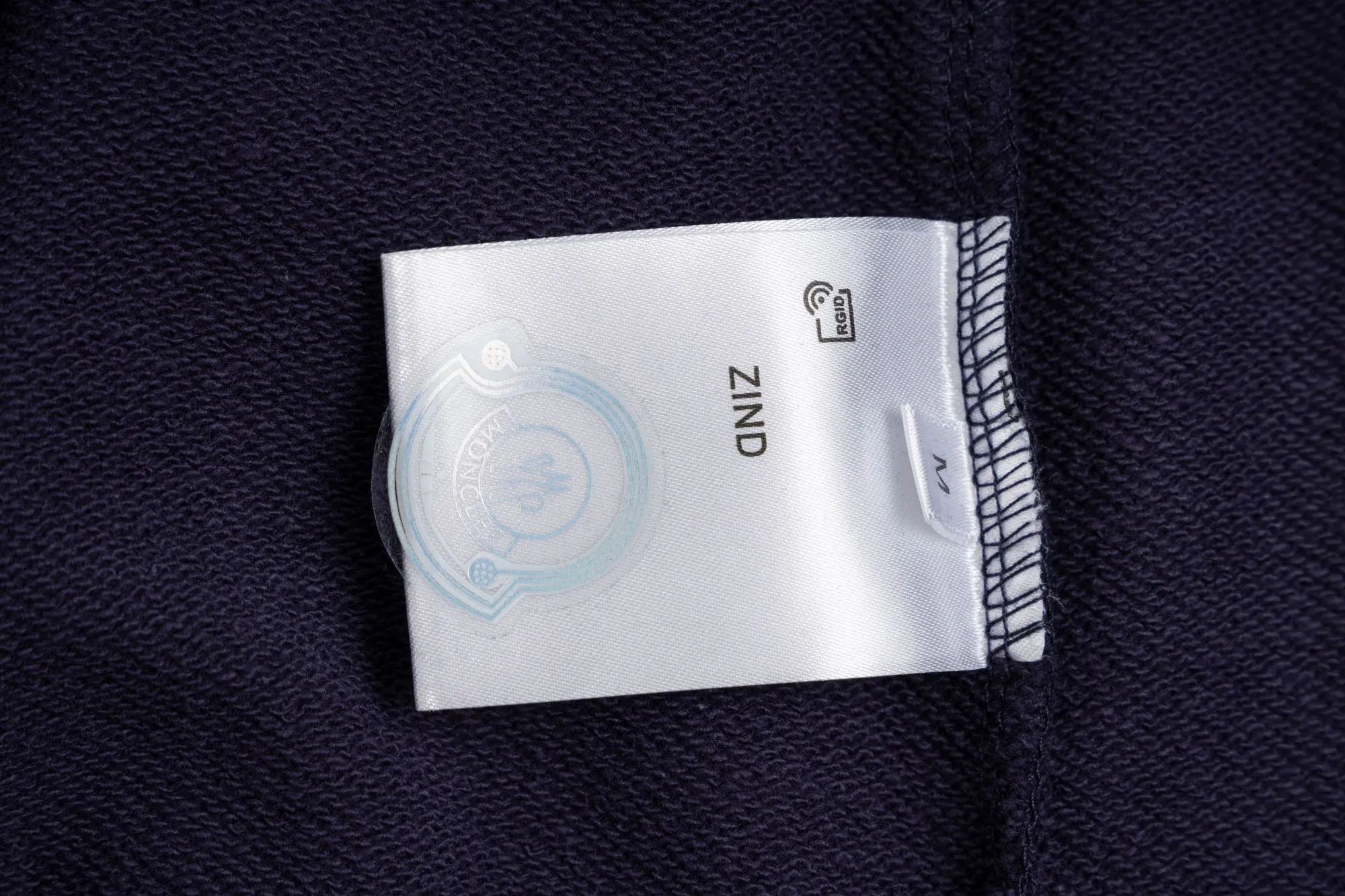 P220 model number SL213 MONCLER masked flocked letter small label round neck sweatshirt, black and hidden two colors, the fabric is made of 400g terry, high weight 95 cotton 5 hydrogen fiber 1×1 double yarn, it will not deform after washing for a lifetime, the same style for men and women, the official website details are the same, full set of packaging, complete three labels, moisture-proof paper, different market currency, feel free to compare OS version, can wear up to 220 pounds without pressure, the upper body is comfortable and stylish, color: black, hidden Size: S-XL