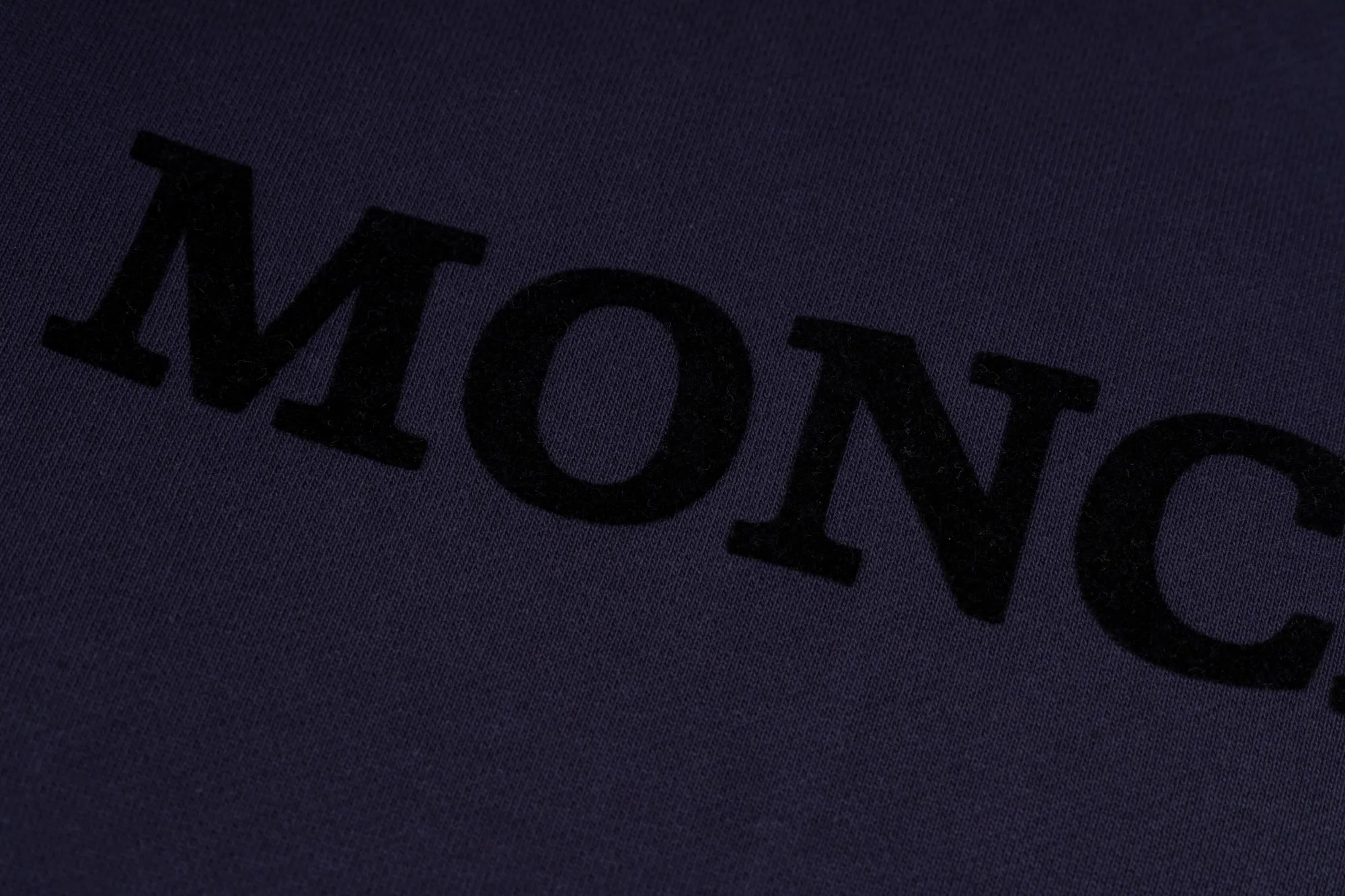 P220 model number SL213 MONCLER masked flocked letter small label round neck sweatshirt, black and hidden two colors, the fabric is made of 400g terry, high weight 95 cotton 5 hydrogen fiber 1×1 double yarn, it will not deform after washing for a lifetime, the same style for men and women, the official website details are the same, full set of packaging, complete three labels, moisture-proof paper, different market currency, feel free to compare OS version, can wear up to 220 pounds without pressure, the upper body is comfortable and stylish, color: black, hidden Size: S-XL
