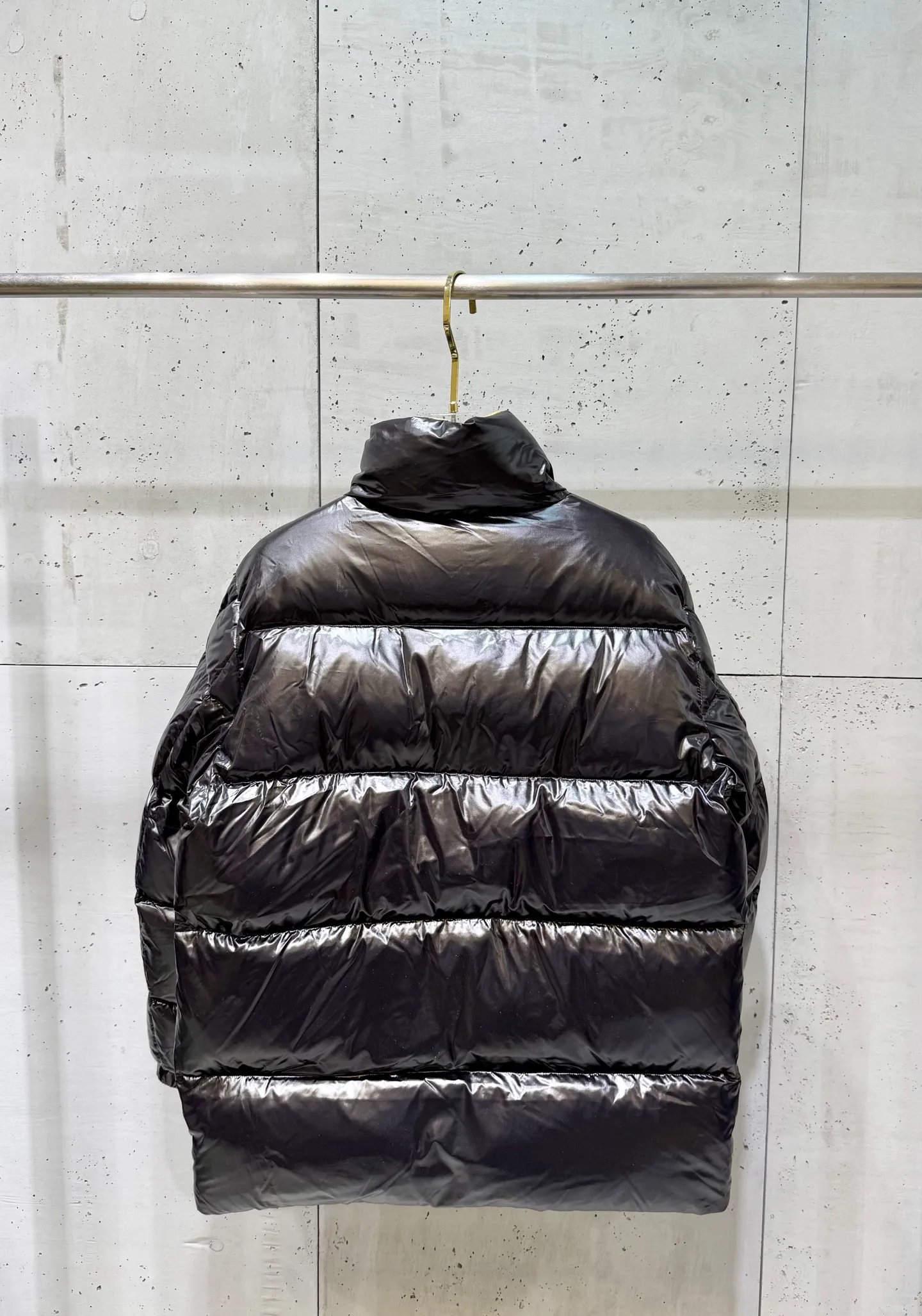 P860 Moncler down jacket 2025 latest fashion designer down jacket. Every detail shows high-end craftsmanship. The design changes of structural tailoring show men's diverse image changes. It is slim and neat, and tailored to meet the current popular multi-layered wear. Versatile style for life. Code number: 12345.