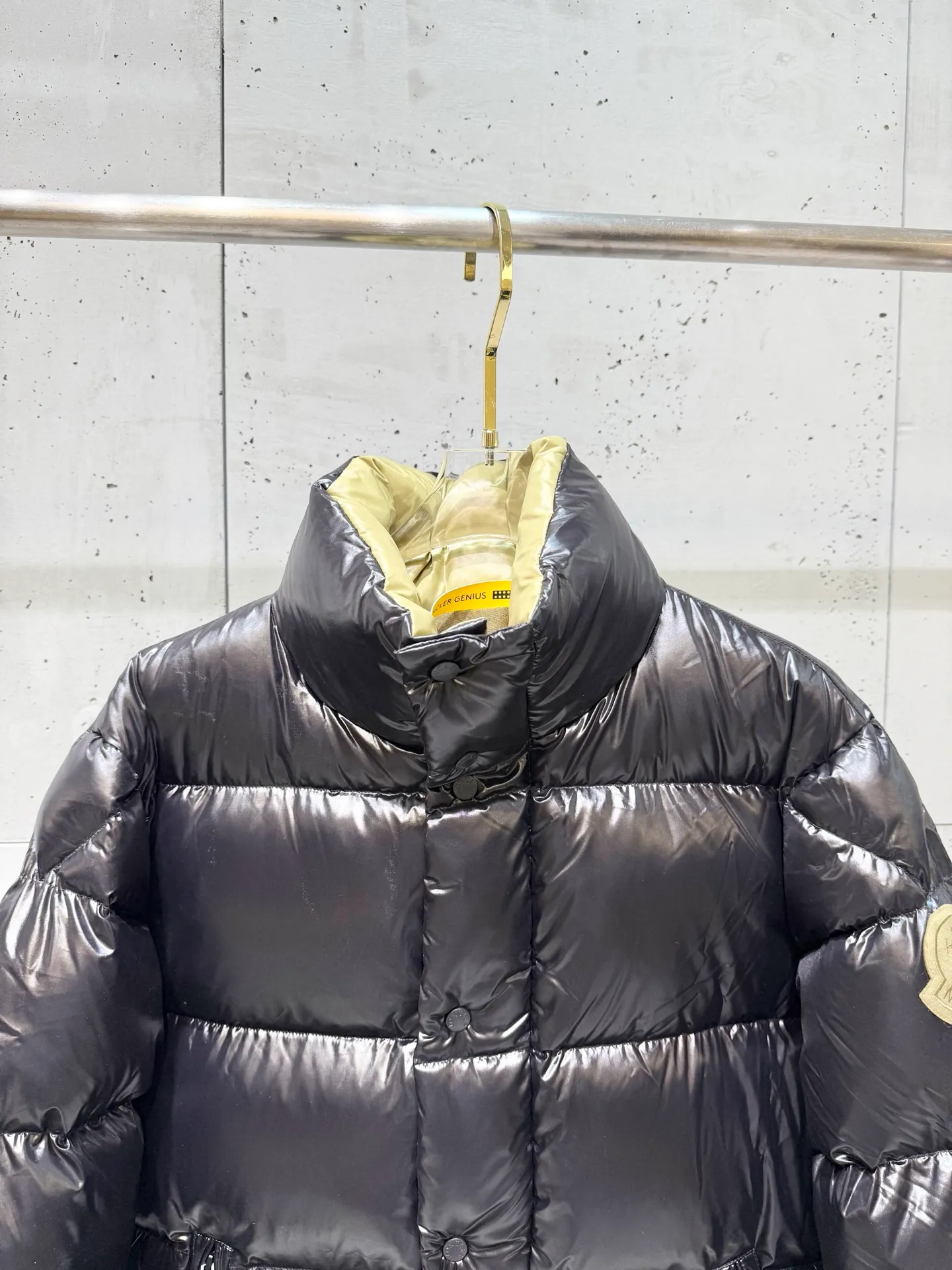 P860 Moncler down jacket 2025 latest fashion designer down jacket. Every detail shows high-end craftsmanship. The design changes of structural tailoring show men's diverse image changes. It is slim and neat, and tailored to meet the current popular multi-layered wear. Versatile style for life. Code number: 12345.