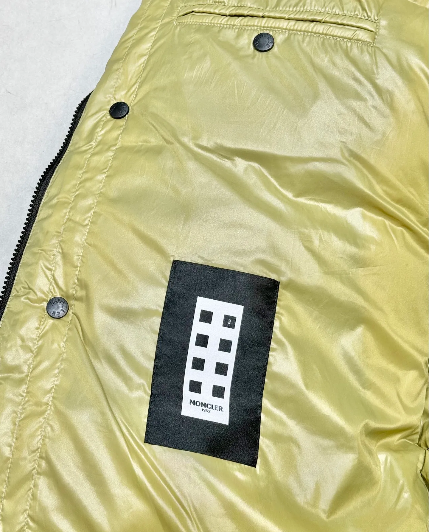 P860 Moncler down jacket 2025 latest fashion designer down jacket. Every detail shows high-end craftsmanship. The design changes of structural tailoring show men's diverse image changes. It is slim and neat, and tailored to meet the current popular multi-layered wear. Versatile style for life. Code number: 12345.