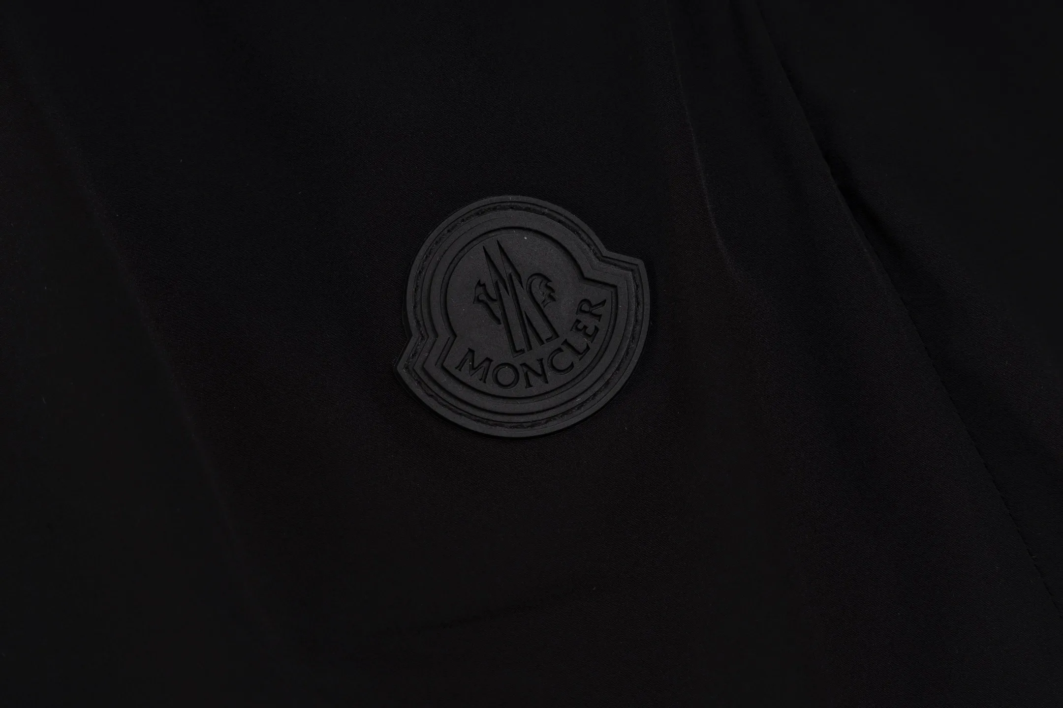 P340 [Exclusive supply] Moncler Mouth 25SS Badge Quick-drying Shorts The fabric is woven with a scientific blend of nylon and spandex to form a unique two-way elastic performance fabric in warp and weft. Spandex provides up to 40% transverse elasticity, while nylon enhances longitudinal stretch. Bidirectional stretch can achieve a deformation recovery rate of 140%, greatly increasing freedom of movement. The nylon fiber itself has high strength and tear resistance, and combined with the dense weave, it can effectively resist friction and snagging. The nylon yarn is processed with a special-shaped cross-section process to form micron-level breathable pores, and is paired with 20D ultra-fine denier fiber to achieve rapid perspiration even in high-temperature environments. The brand logo patch is created using liquid silicone three-dimensional injection molding process. The 3D micro-synaptic feel is perfectly integrated with the fabric. It has passed thousands of wear-resistant tests and still maintains a precise edge of 0.1mm. The side seam three-dimensional cutout secret pocket is equipped with a customized waterproof zipper, which forms a diagonal arc with the trouser body when closed, which is visually neat and practical while preventing items from shaking. The hidden drawstring and elastic band form a double insurance, and the waist can be freely adjusted by 5cm. Comes with a custom metal ring with air eyes for a neatly adjustable drawstring. Custom silicone logo patch, custom drawstring hole metal ring. Size:46-48-50-52