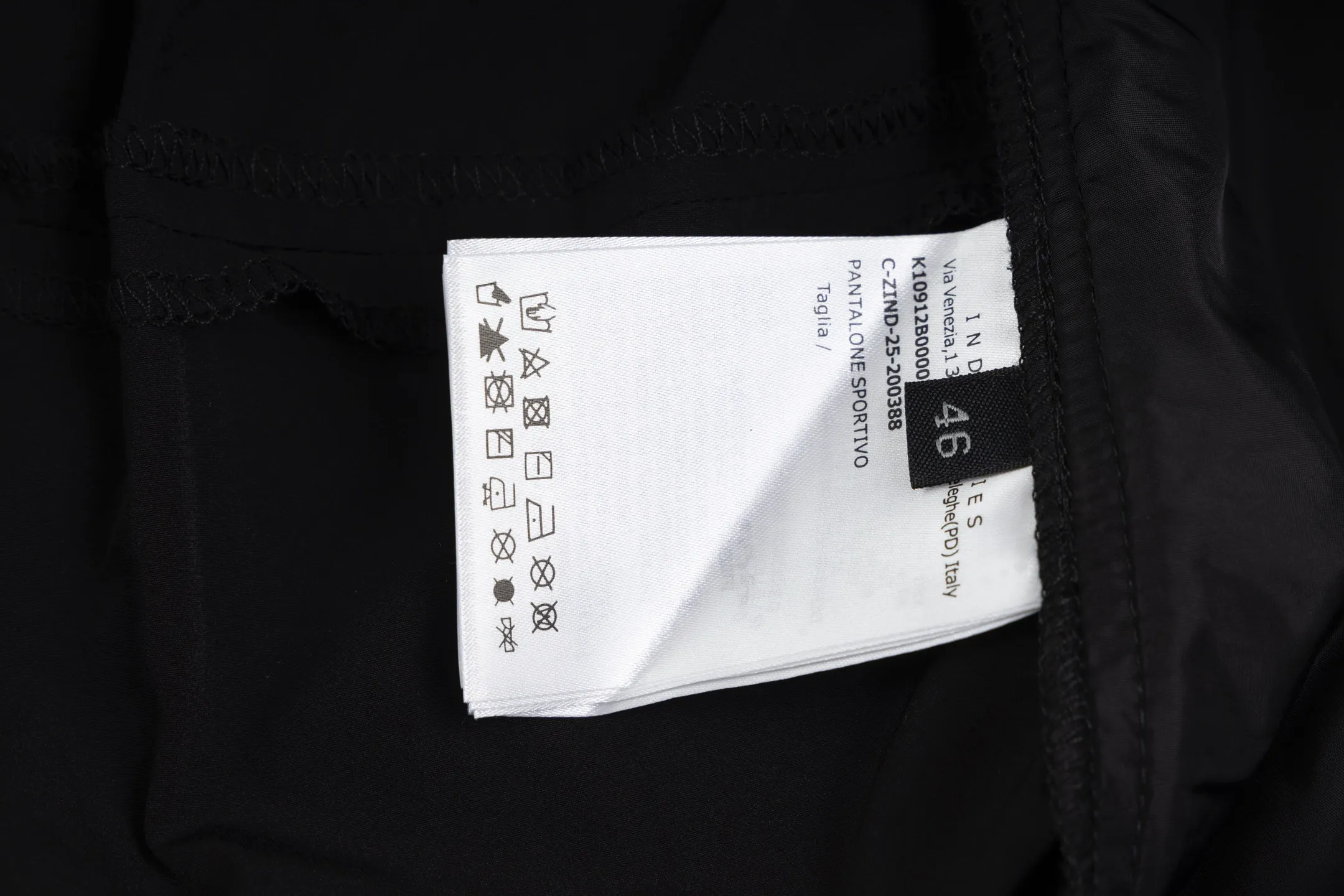 P340 [Exclusive supply] Moncler Mouth 25SS Badge Quick-drying Shorts The fabric is woven with a scientific blend of nylon and spandex to form a unique two-way elastic performance fabric in warp and weft. Spandex provides up to 40% transverse elasticity, while nylon enhances longitudinal stretch. Bidirectional stretch can achieve a deformation recovery rate of 140%, greatly increasing freedom of movement. The nylon fiber itself has high strength and tear resistance, and combined with the dense weave, it can effectively resist friction and snagging. The nylon yarn is processed with a special-shaped cross-section process to form micron-level breathable pores, and is paired with 20D ultra-fine denier fiber to achieve rapid perspiration even in high-temperature environments. The brand logo patch is created using liquid silicone three-dimensional injection molding process. The 3D micro-synaptic feel is perfectly integrated with the fabric. It has passed thousands of wear-resistant tests and still maintains a precise edge of 0.1mm. The side seam three-dimensional cutout secret pocket is equipped with a customized waterproof zipper, which forms a diagonal arc with the trouser body when closed, which is visually neat and practical while preventing items from shaking. The hidden drawstring and elastic band form a double insurance, and the waist can be freely adjusted by 5cm. Comes with a custom metal ring with air eyes for a neatly adjustable drawstring. Custom silicone logo patch, custom drawstring hole metal ring. Size:46-48-50-52