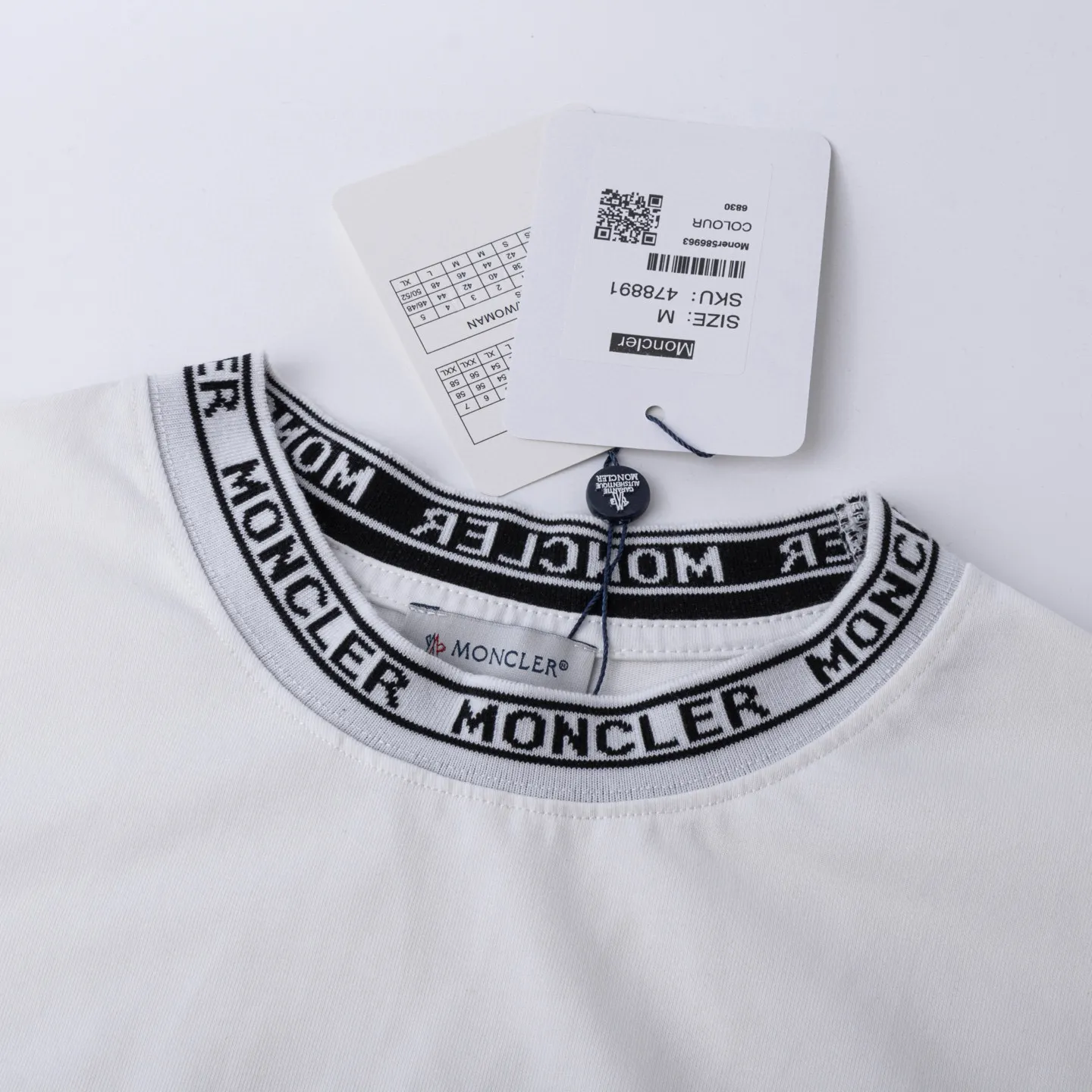 P134 Style No.: 816 〈MONCLER〉The price of the MONCLER is actually quite advantageous. Those who have been to the counters should know that the price of the MONCLER is not much cheaper than Gucci Burberry. It is just relatively low-key and unwilling to hype. It is a picture that you want to buy or not. It has an arrogant existence... Exclusively customized 270g 32-count double-yarn smooth cotton. The texture is very soft and comfortable. 100% different from the top fabrics in the market (does not shrink, deform, or pill). Matched with 320g 1*1 thread (fabric thread is dyed in the same vat, no color difference, thread is not easy to deform) Color: black white light floral gray burgundy code number: S-XL