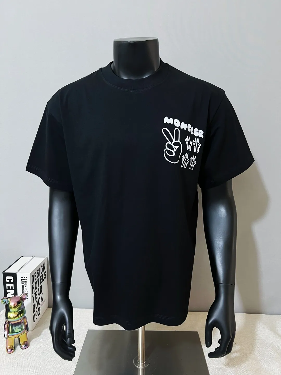 P140 MONCLER is new, 2026ss new official version, logo printed short-sleeved T-shirt, details match official version, logo size is strictly controlled , standard size, details are in sync with the official version; 240g double yarn 100% cotton fabric is selected, imported woven thread, the neckline is boned to prevent deformation, washed at high temperature at the factory, the fabric is soft and breathable, does not shrink and prevent deformation, NCF washed mark identification, details are in place and the upper body is good-looking, European size version, loose and suitable, the same color as the official website: black, size XS-L (L size can wear 200 pounds)