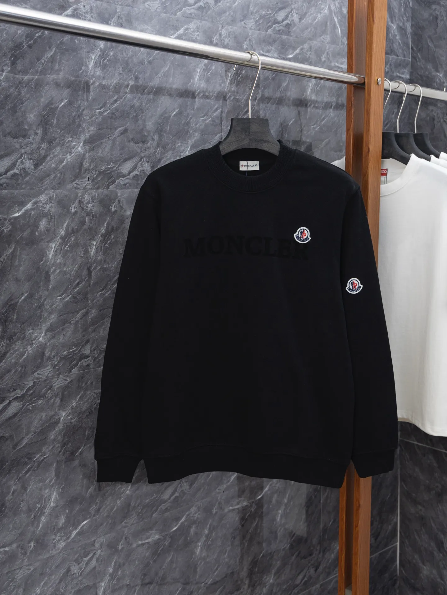P200 model number J042 MONCLER classic flocked sleeves round neck sweatshirt with small label. Made of 460g terry fabric with clear lines. Original order customization 1:1 with smooth and delicate lines. Better hand feel. Not easy to deform, not easy to shrink, not easy to fade. Maintain long-lasting beauty. Color: Black, Navy, Size S-XL