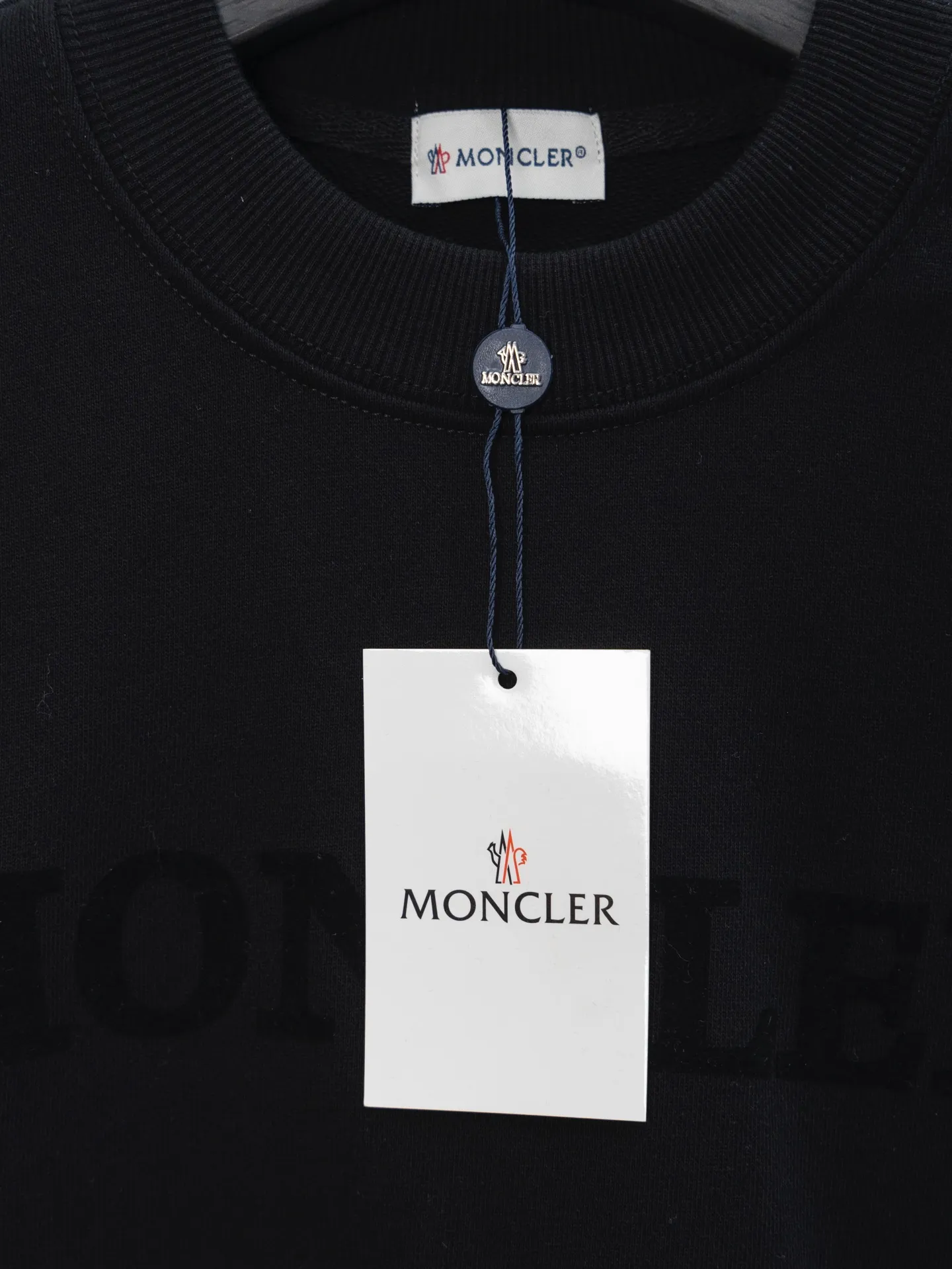 P200 model number J042 MONCLER classic flocked sleeves round neck sweatshirt with small label. Made of 460g terry fabric with clear lines. Original order customization 1:1 with smooth and delicate lines. Better hand feel. Not easy to deform, not easy to shrink, not easy to fade. Maintain long-lasting beauty. Color: Black, Navy, Size S-XL