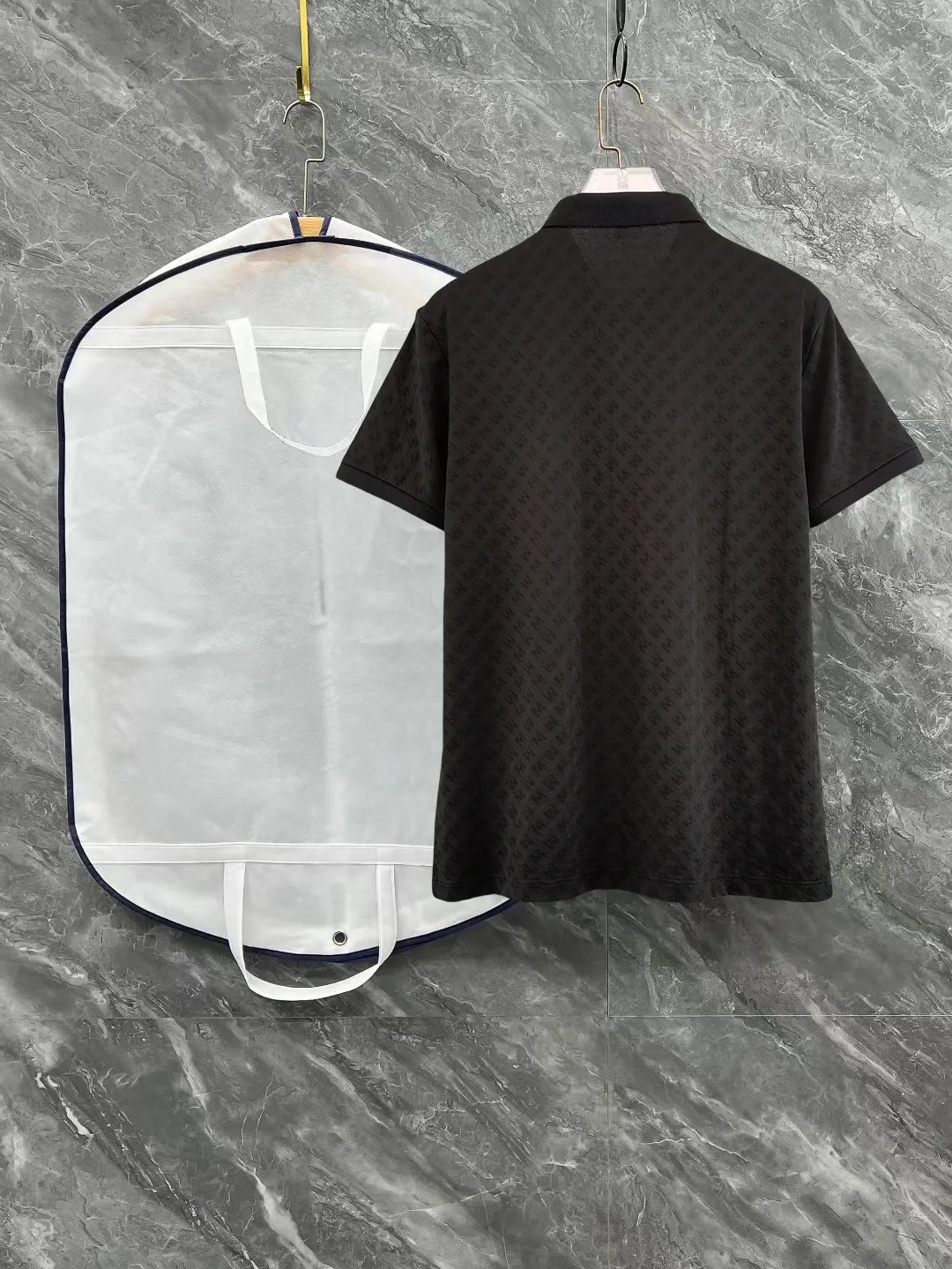 P210 High-end quality Moncler masked 25 spring and summer full jacquard lapel short sleeves. This short sleeve is made of Tencel➕cotton fabric, with double jacquard all over. It is carefully made and the upper body is refreshing! Update your casual look. Exquisite tailoring, complete with three-label accessories. Really heavy-duty. It is a fashionable item. The front is decorated with the brand LOGO. It is genuine YB custom fabric. It will never be faked. This piece looks really good when worn! Looks great with any combination! No gender distinction, same style for men and women Color: Black White Size: M L XL XXL XXXL