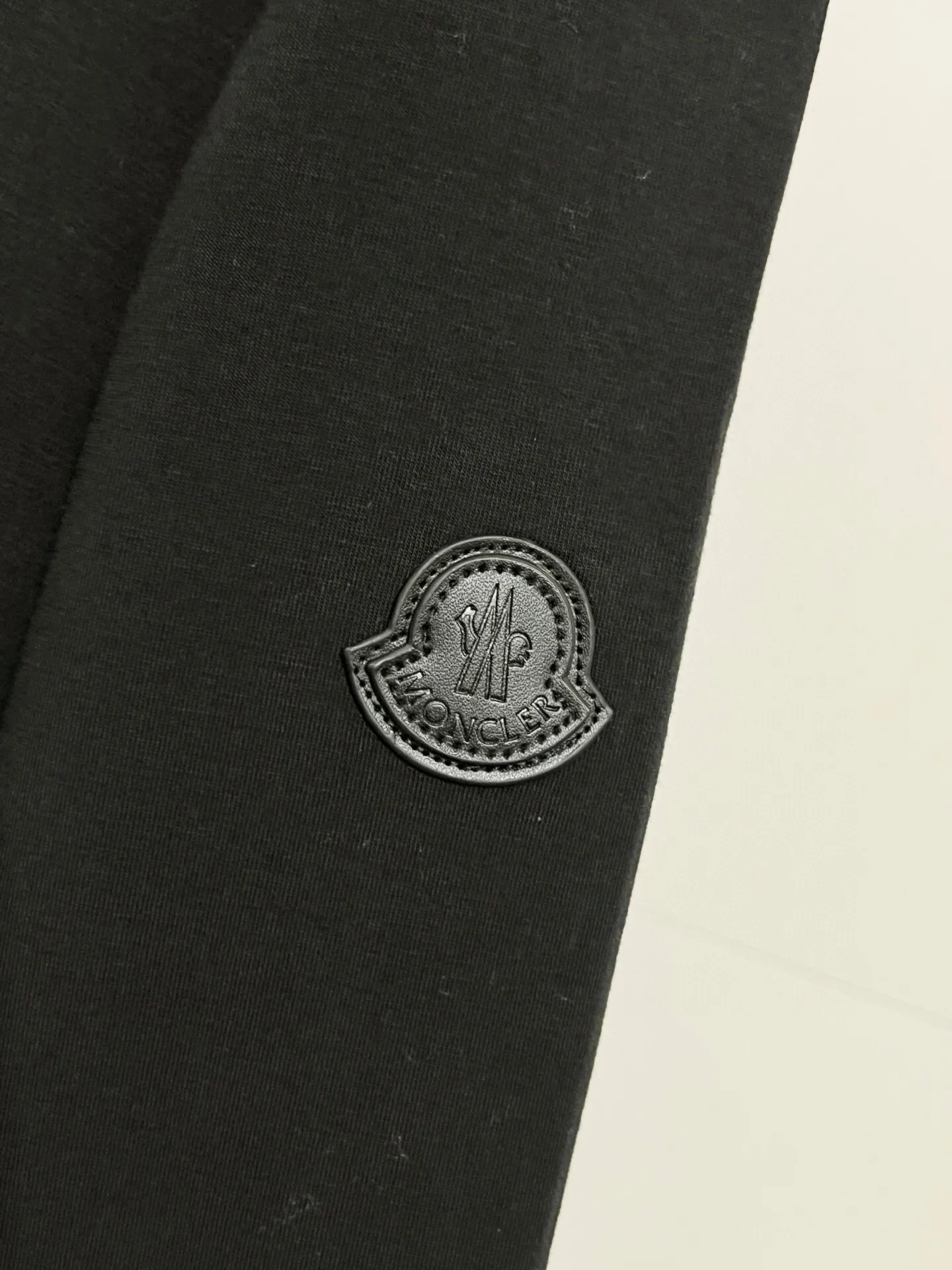 P370 ZP version) - Moncler muzzle classic, genuine leather badge half-zip simple casual stand-up collar sweatshirt - Made of exclusive custom imported 450g air cotton fabric, the upper body is extremely comfortable, complete custom accessories, exclusive quality difference currency, welcome to compare - Color: black - Size: S M L XL