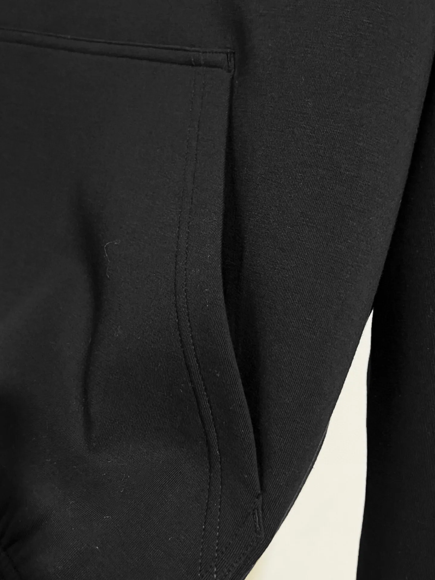 P370 ZP version) - Moncler muzzle classic, genuine leather badge half-zip simple casual stand-up collar sweatshirt - Made of exclusive custom imported 450g air cotton fabric, the upper body is extremely comfortable, complete custom accessories, exclusive quality difference currency, welcome to compare - Color: black - Size: S M L XL