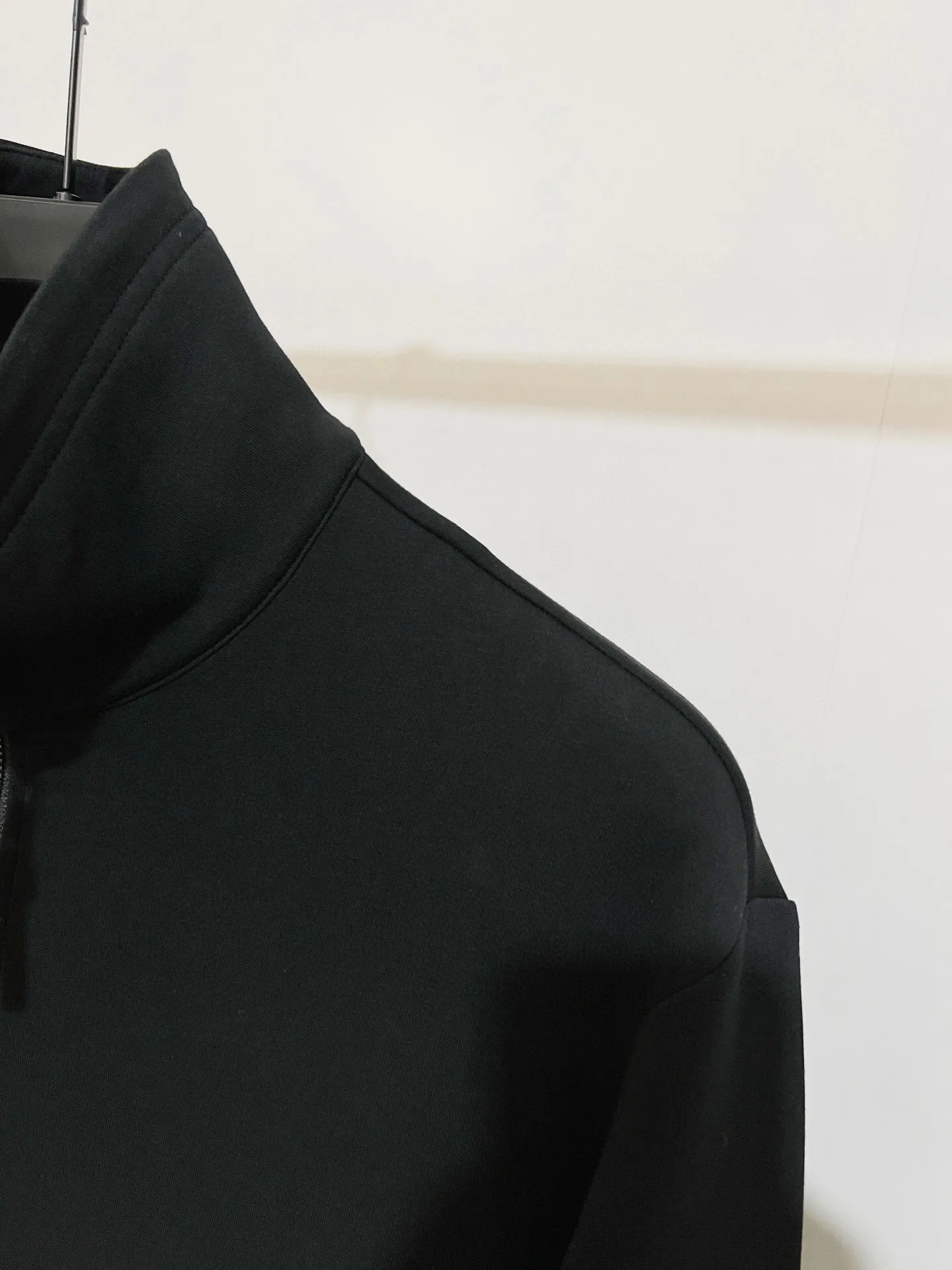 P370 ZP version) - Moncler muzzle classic, genuine leather badge half-zip simple casual stand-up collar sweatshirt - Made of exclusive custom imported 450g air cotton fabric, the upper body is extremely comfortable, complete custom accessories, exclusive quality difference currency, welcome to compare - Color: black - Size: S M L XL
