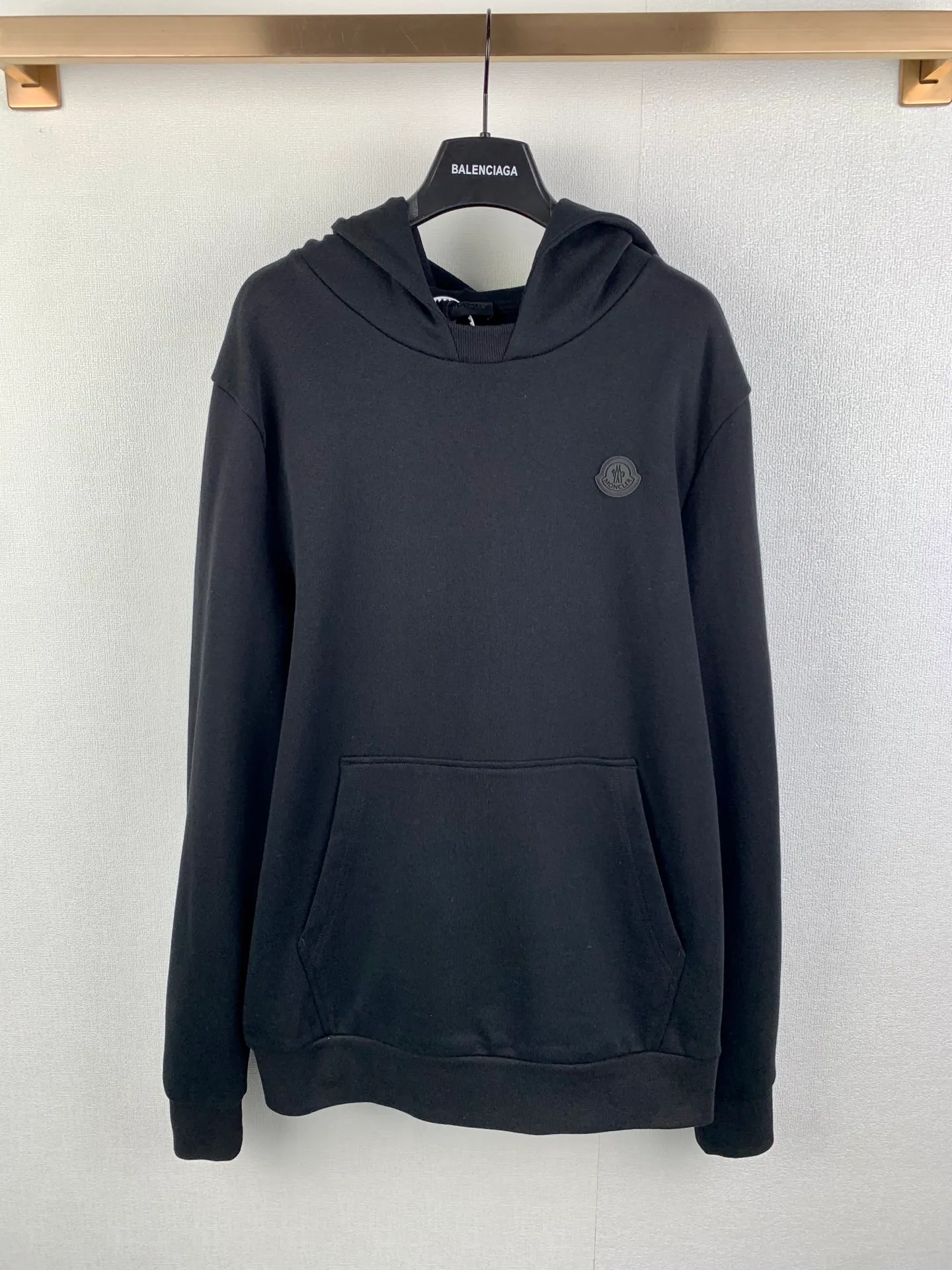 P470 MONCLER hooded cotton same color sweatshirt with back logo ●Authentic 6150 purchase and development ●420g new Maybach combed cotton terry sweatshirt material ●480g 2*2 cotton combed cotton rib ●Fabric enzyme wash ●High temperature heat transfer ●Customized 1:1 plastic label ●Customized 1:1 trademark ●Fit version ●Size: S M L XL