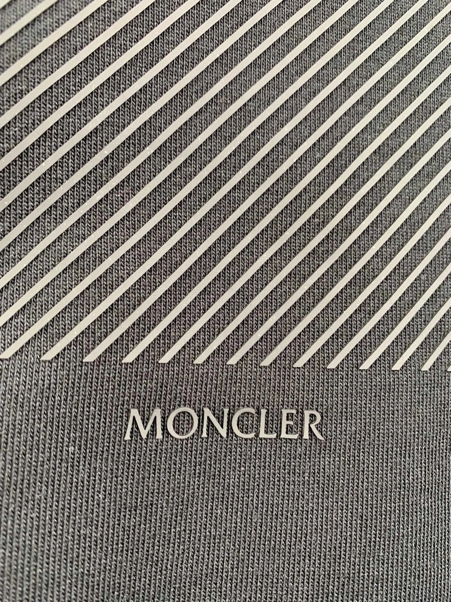 P470 MONCLER hooded cotton same color sweatshirt with back logo ●Authentic 6150 purchase and development ●420g new Maybach combed cotton terry sweatshirt material ●480g 2*2 cotton combed cotton rib ●Fabric enzyme wash ●High temperature heat transfer ●Customized 1:1 plastic label ●Customized 1:1 trademark ●Fit version ●Size: S M L XL