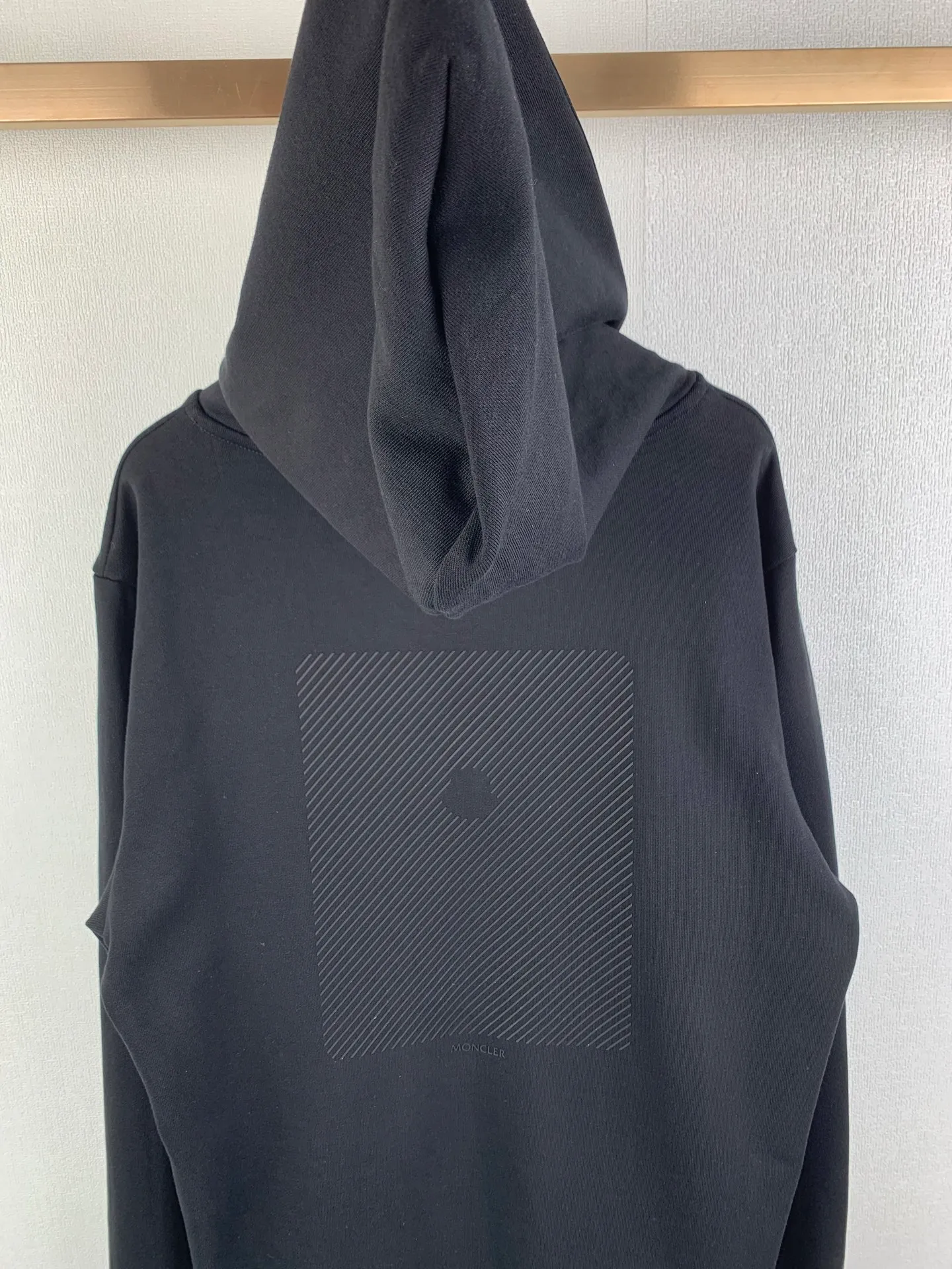 P470 MONCLER hooded cotton same color sweatshirt with back logo ●Authentic 6150 purchase and development ●420g new Maybach combed cotton terry sweatshirt material ●480g 2*2 cotton combed cotton rib ●Fabric enzyme wash ●High temperature heat transfer ●Customized 1:1 plastic label ●Customized 1:1 trademark ●Fit version ●Size: S M L XL