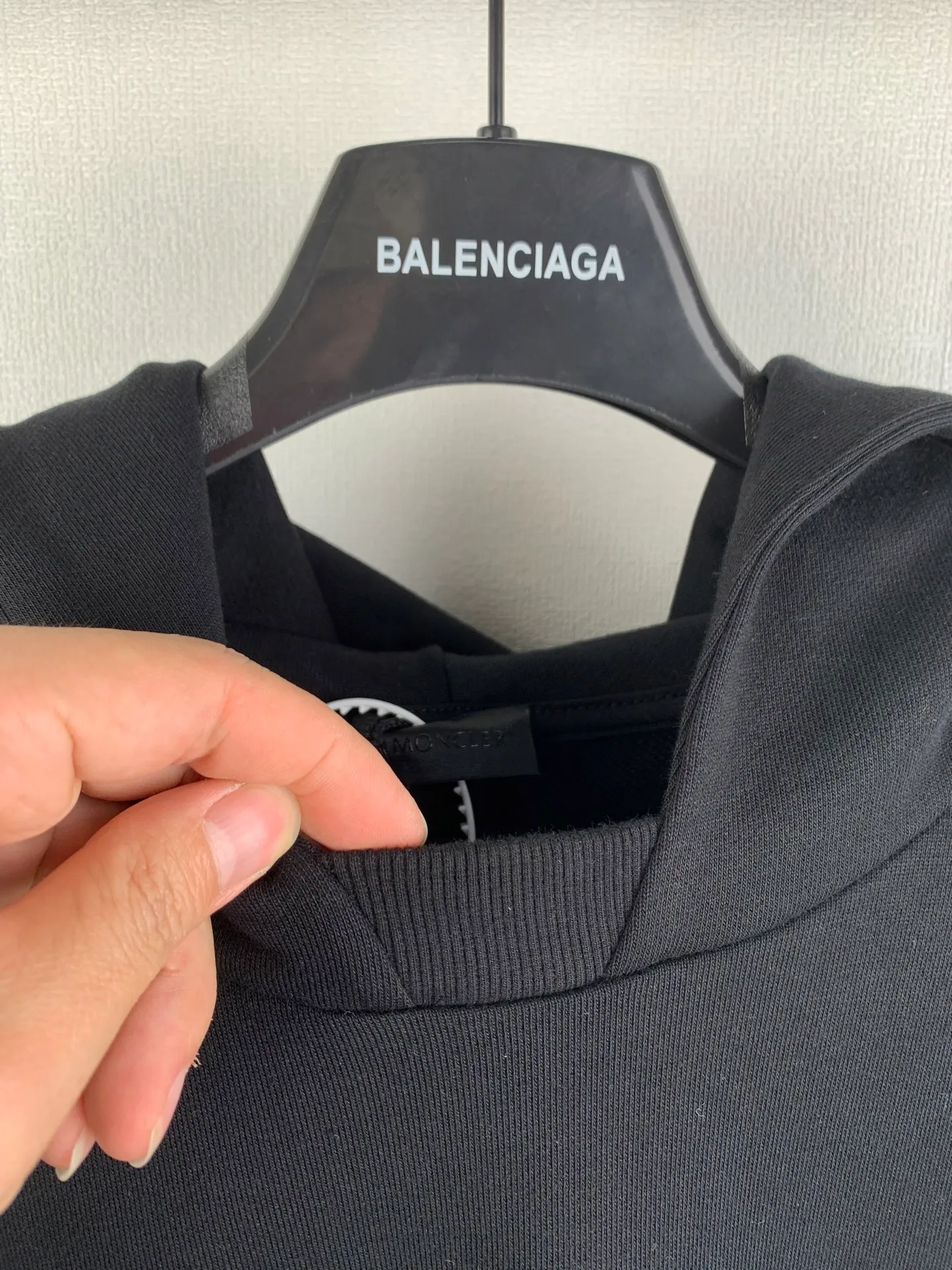 P470 MONCLER hooded cotton same color sweatshirt with back logo ●Authentic 6150 purchase and development ●420g new Maybach combed cotton terry sweatshirt material ●480g 2*2 cotton combed cotton rib ●Fabric enzyme wash ●High temperature heat transfer ●Customized 1:1 plastic label ●Customized 1:1 trademark ●Fit version ●Size: S M L XL