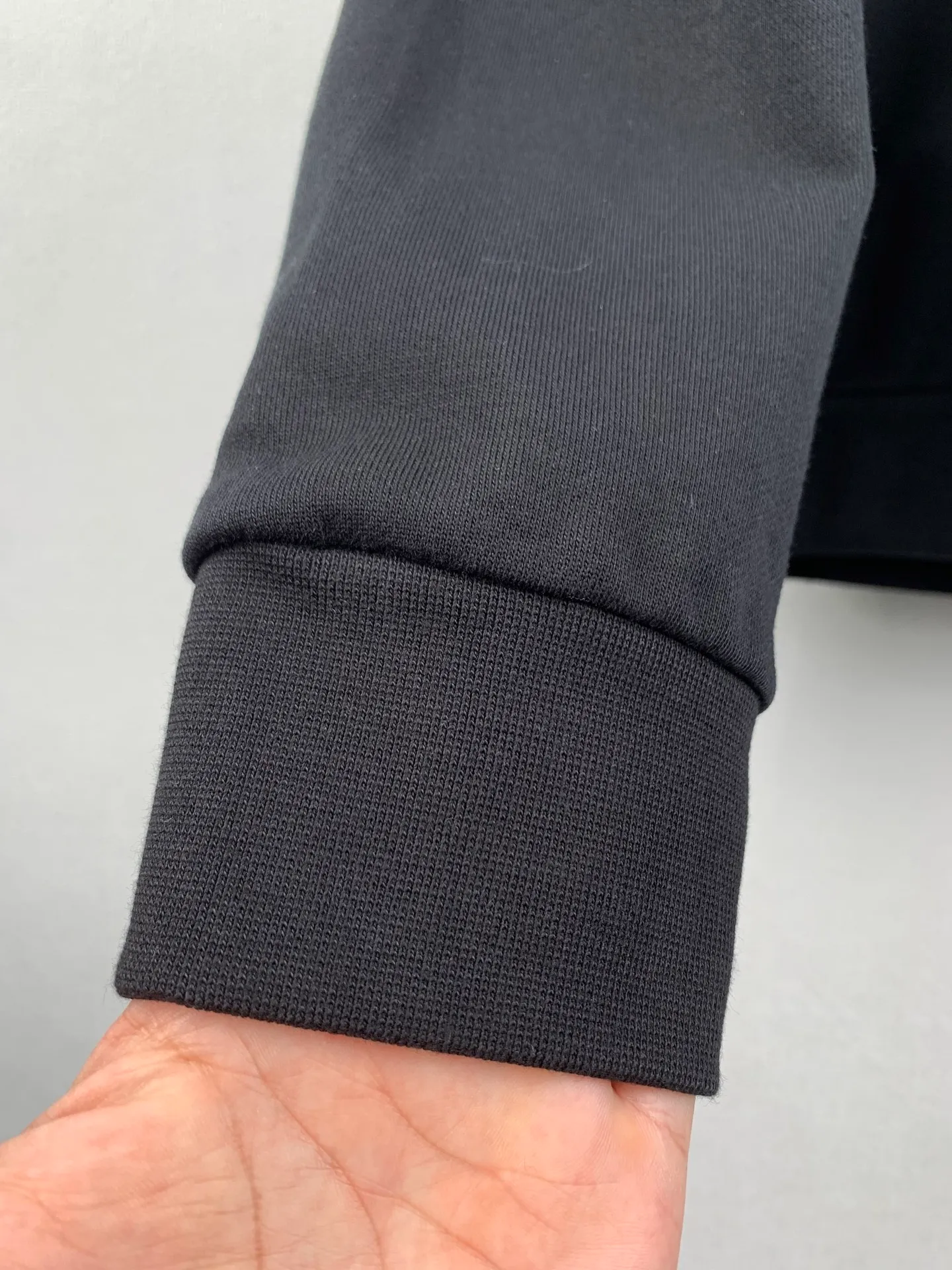 P470 MONCLER hooded cotton same color sweatshirt with back logo ●Authentic 6150 purchase and development ●420g new Maybach combed cotton terry sweatshirt material ●480g 2*2 cotton combed cotton rib ●Fabric enzyme wash ●High temperature heat transfer ●Customized 1:1 plastic label ●Customized 1:1 trademark ●Fit version ●Size: S M L XL
