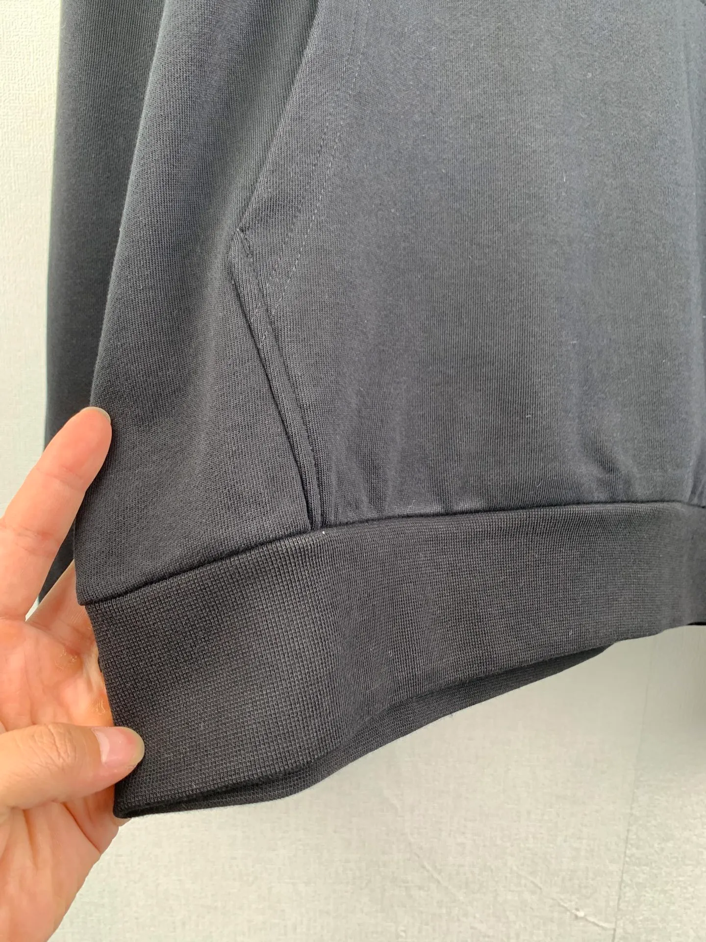 P470 MONCLER hooded cotton same color sweatshirt with back logo ●Authentic 6150 purchase and development ●420g new Maybach combed cotton terry sweatshirt material ●480g 2*2 cotton combed cotton rib ●Fabric enzyme wash ●High temperature heat transfer ●Customized 1:1 plastic label ●Customized 1:1 trademark ●Fit version ●Size: S M L XL