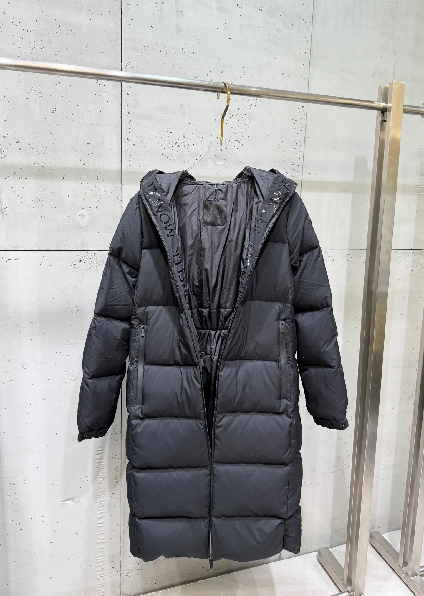 P920 new moncler Arredoun women's hooded long down jacket, fashionable and dynamic, new interpretation of simple style, long waisted down jacket, elasticated back waist design, slimmer and taller, hooded design, access control logo offset printing in the hood, low-key and high-end, super soft skin-friendly fabric, heat-locking and warm, high-quality 90 velvet, excellent warmth retention, all fabrics are customized! The four-layer method of high-density matte matte fabric: surface + high density to prevent problems such as lint leakage and velvet. There is no doubt about the quality and slim fit! High velvet filling, waterproof zipper design, excellent windproof and warm performance. Color: Black Size: 1234