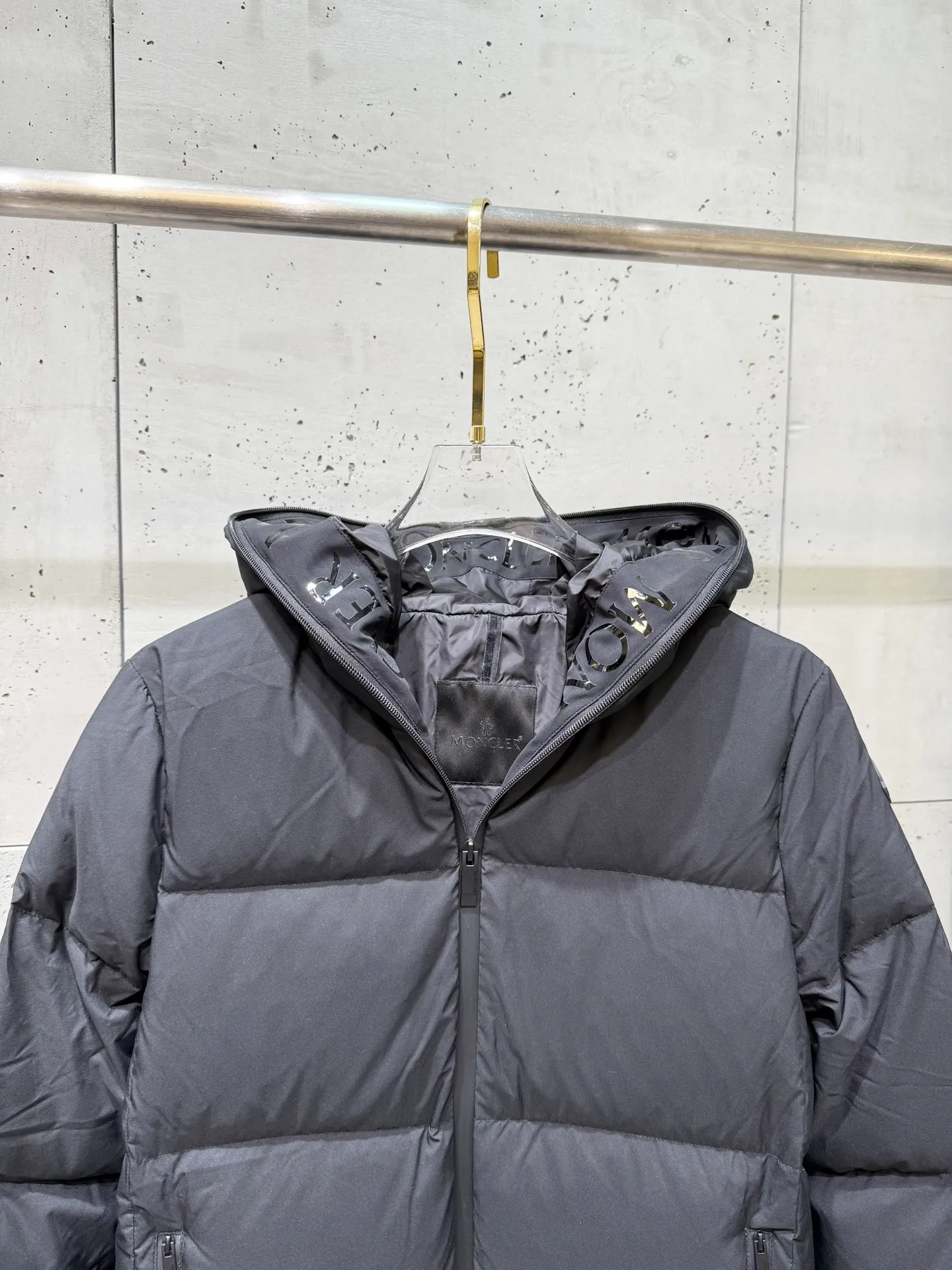 P920 new moncler Arredoun women's hooded long down jacket, fashionable and dynamic, new interpretation of simple style, long waisted down jacket, elasticated back waist design, slimmer and taller, hooded design, access control logo offset printing in the hood, low-key and high-end, super soft skin-friendly fabric, heat-locking and warm, high-quality 90 velvet, excellent warmth retention, all fabrics are customized! The four-layer method of high-density matte matte fabric: surface + high density to prevent problems such as lint leakage and velvet. There is no doubt about the quality and slim fit! High velvet filling, waterproof zipper design, excellent windproof and warm performance. Color: Black Size: 1234