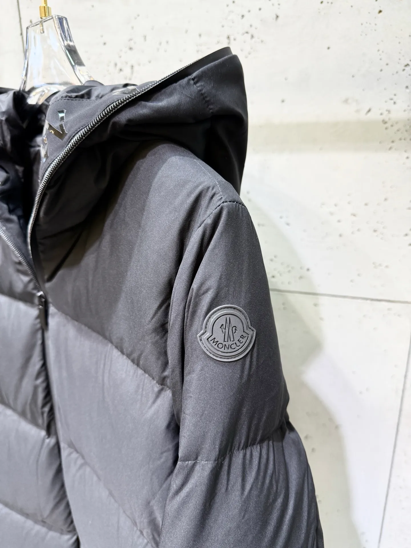 P920 new moncler Arredoun women's hooded long down jacket, fashionable and dynamic, new interpretation of simple style, long waisted down jacket, elasticated back waist design, slimmer and taller, hooded design, access control logo offset printing in the hood, low-key and high-end, super soft skin-friendly fabric, heat-locking and warm, high-quality 90 velvet, excellent warmth retention, all fabrics are customized! The four-layer method of high-density matte matte fabric: surface + high density to prevent problems such as lint leakage and velvet. There is no doubt about the quality and slim fit! High velvet filling, waterproof zipper design, excellent windproof and warm performance. Color: Black Size: 1234