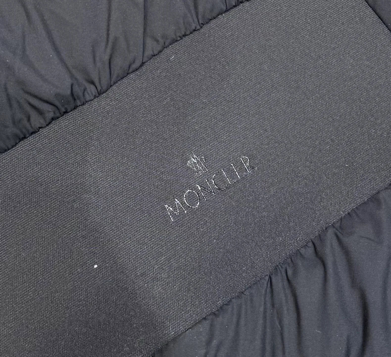 P920 new moncler Arredoun women's hooded long down jacket, fashionable and dynamic, new interpretation of simple style, long waisted down jacket, elasticated back waist design, slimmer and taller, hooded design, access control logo offset printing in the hood, low-key and high-end, super soft skin-friendly fabric, heat-locking and warm, high-quality 90 velvet, excellent warmth retention, all fabrics are customized! The four-layer method of high-density matte matte fabric: surface + high density to prevent problems such as lint leakage and velvet. There is no doubt about the quality and slim fit! High velvet filling, waterproof zipper design, excellent windproof and warm performance. Color: Black Size: 1234