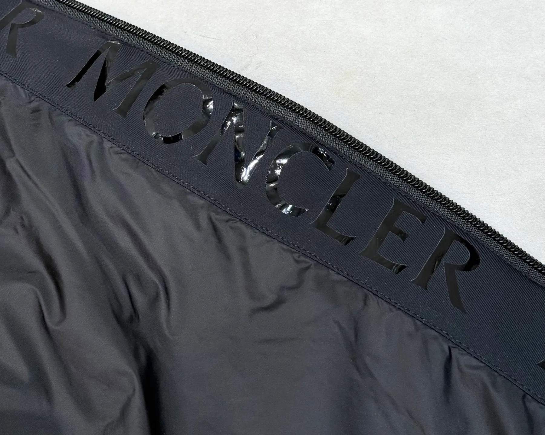 P920 new moncler Arredoun women's hooded long down jacket, fashionable and dynamic, new interpretation of simple style, long waisted down jacket, elasticated back waist design, slimmer and taller, hooded design, access control logo offset printing in the hood, low-key and high-end, super soft skin-friendly fabric, heat-locking and warm, high-quality 90 velvet, excellent warmth retention, all fabrics are customized! The four-layer method of high-density matte matte fabric: surface + high density to prevent problems such as lint leakage and velvet. There is no doubt about the quality and slim fit! High velvet filling, waterproof zipper design, excellent windproof and warm performance. Color: Black Size: 1234