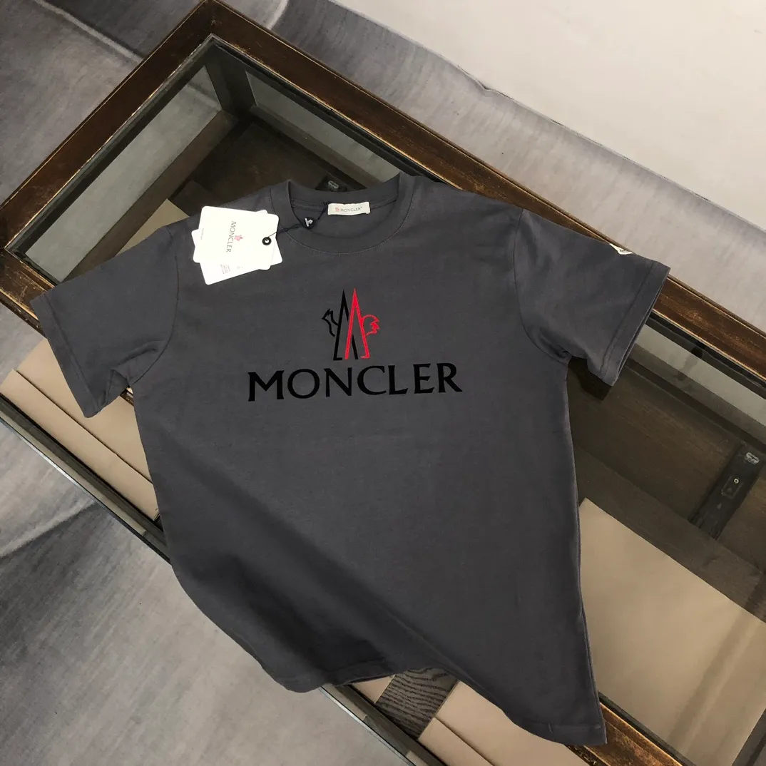 P150 MONCLER 25 latest short-sleeved T-shirt for couples ~ brand new element letter printing design ~ the fabric upper body is comfortable and breathable, not stiff, slim cut, made of high-end custom-made pure cotton fabric! The upper body is comfortable and stylish, and it can be worn alone as an inner layer. It is a must-have for fashionistas! ! ! Color: Black White Royal Blue Light Gray Dark Gray Size: S M L XL (Loose fit! Please state your height and weight when placing an order)
